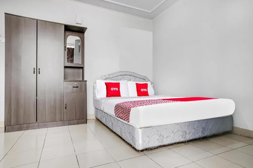 Bed in OYO 90376 Centre Point Hotel