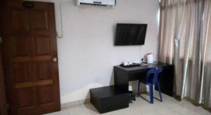 OYO 90376 Centre Point Hotel