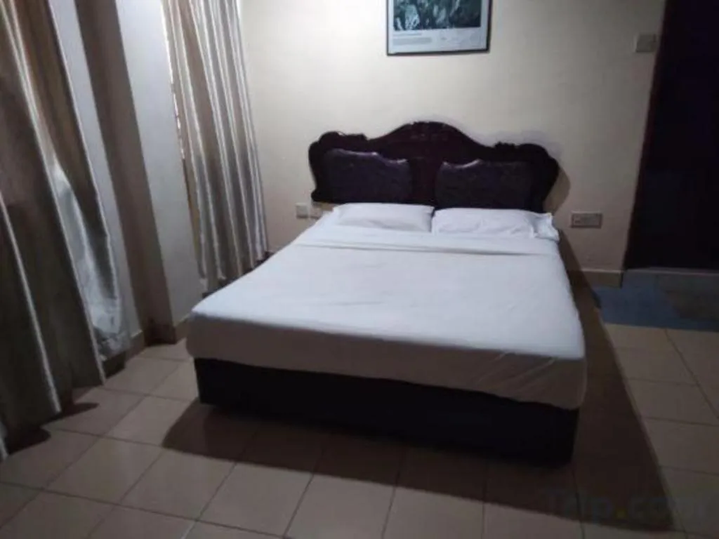 Bed in OYO 90376 Centre Point Hotel