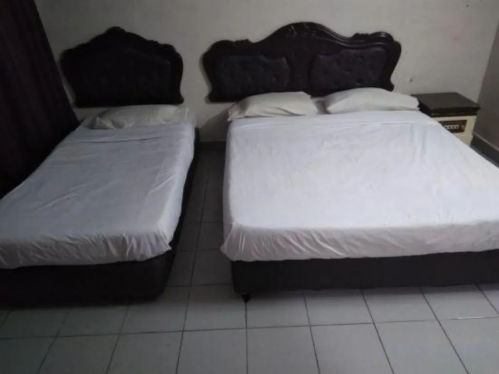 Bed in OYO 90376 Centre Point Hotel