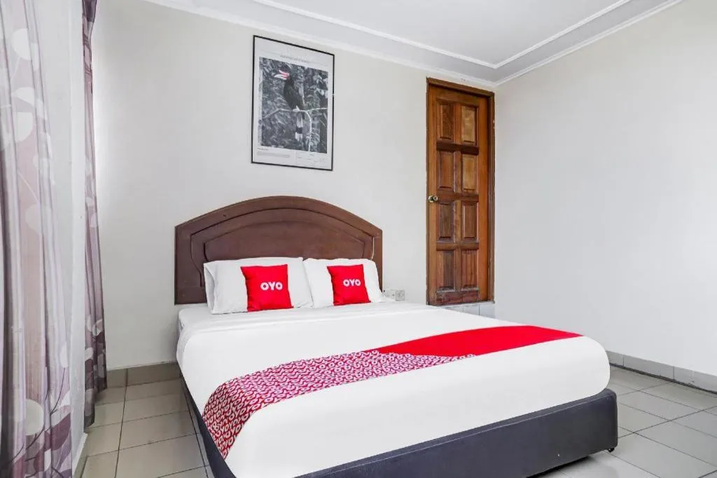 Bed in OYO 90376 Centre Point Hotel