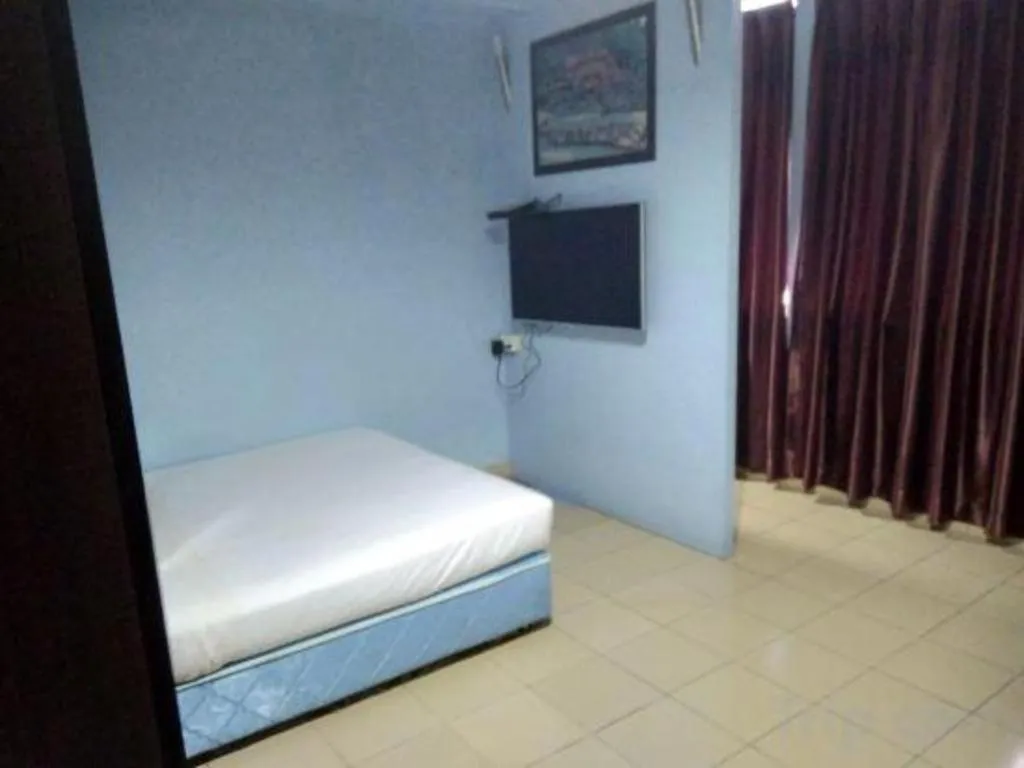 Bed in OYO 90376 Centre Point Hotel