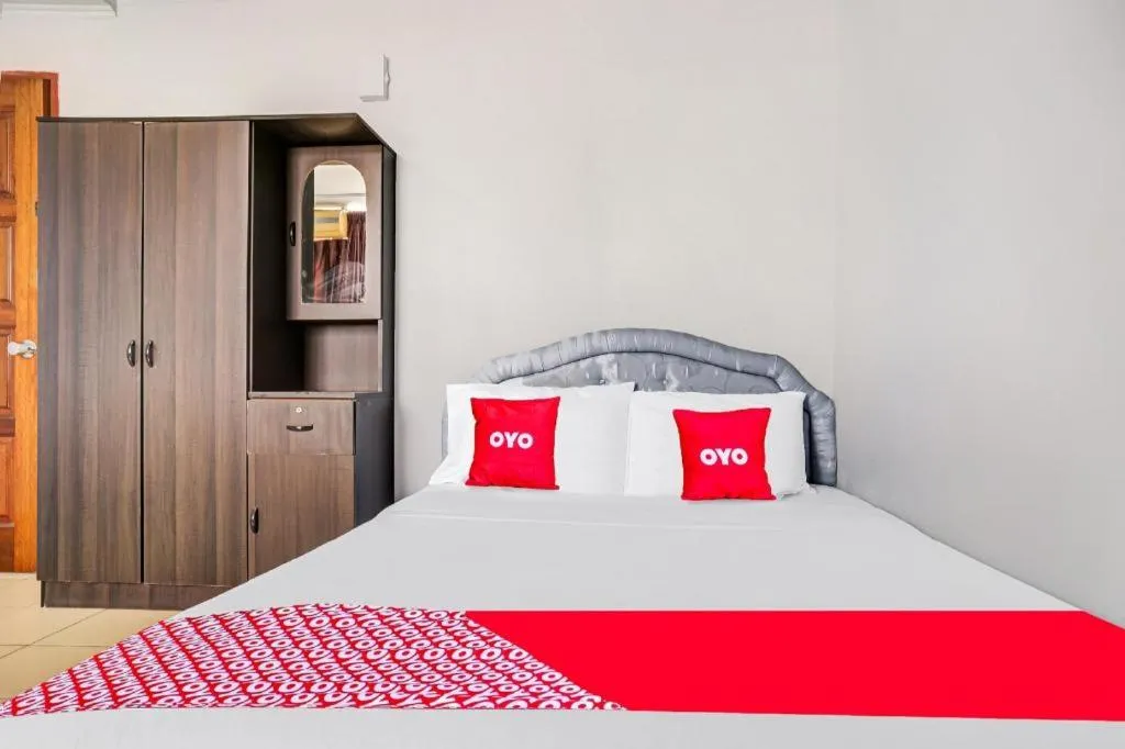 Bed in OYO 90376 Centre Point Hotel