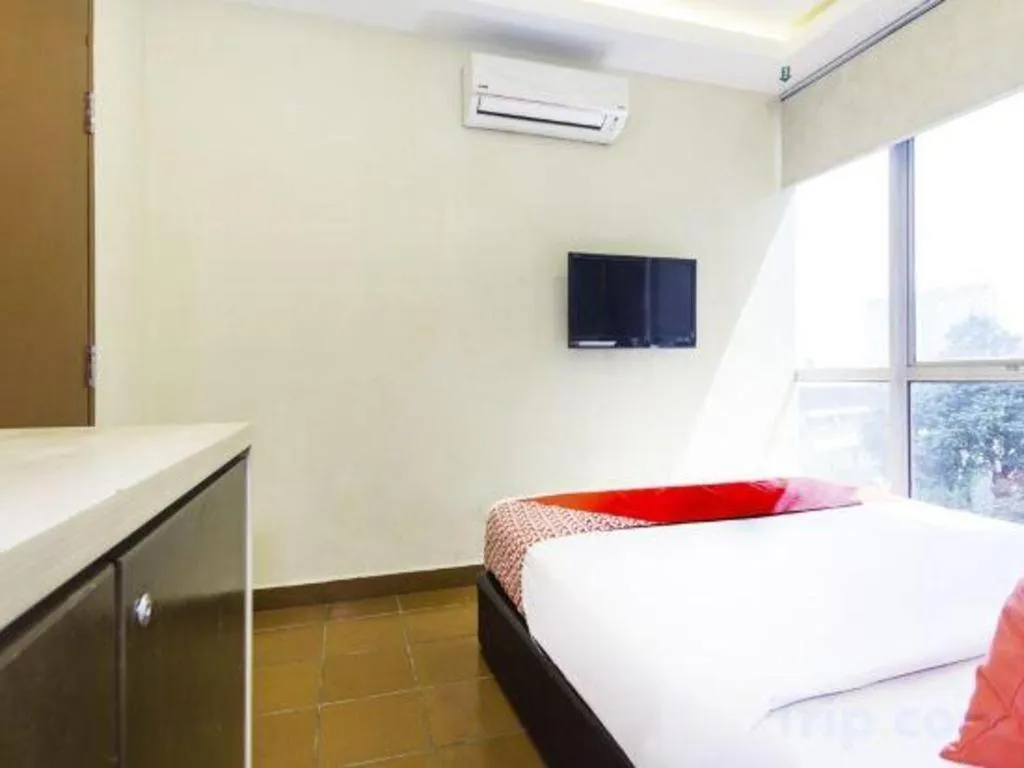 Bed in OYO 90429 Hotel Narasindo