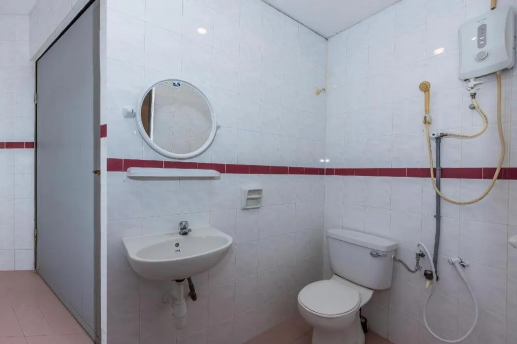 OYO 90893 Hotel 68 Kampung Lapan