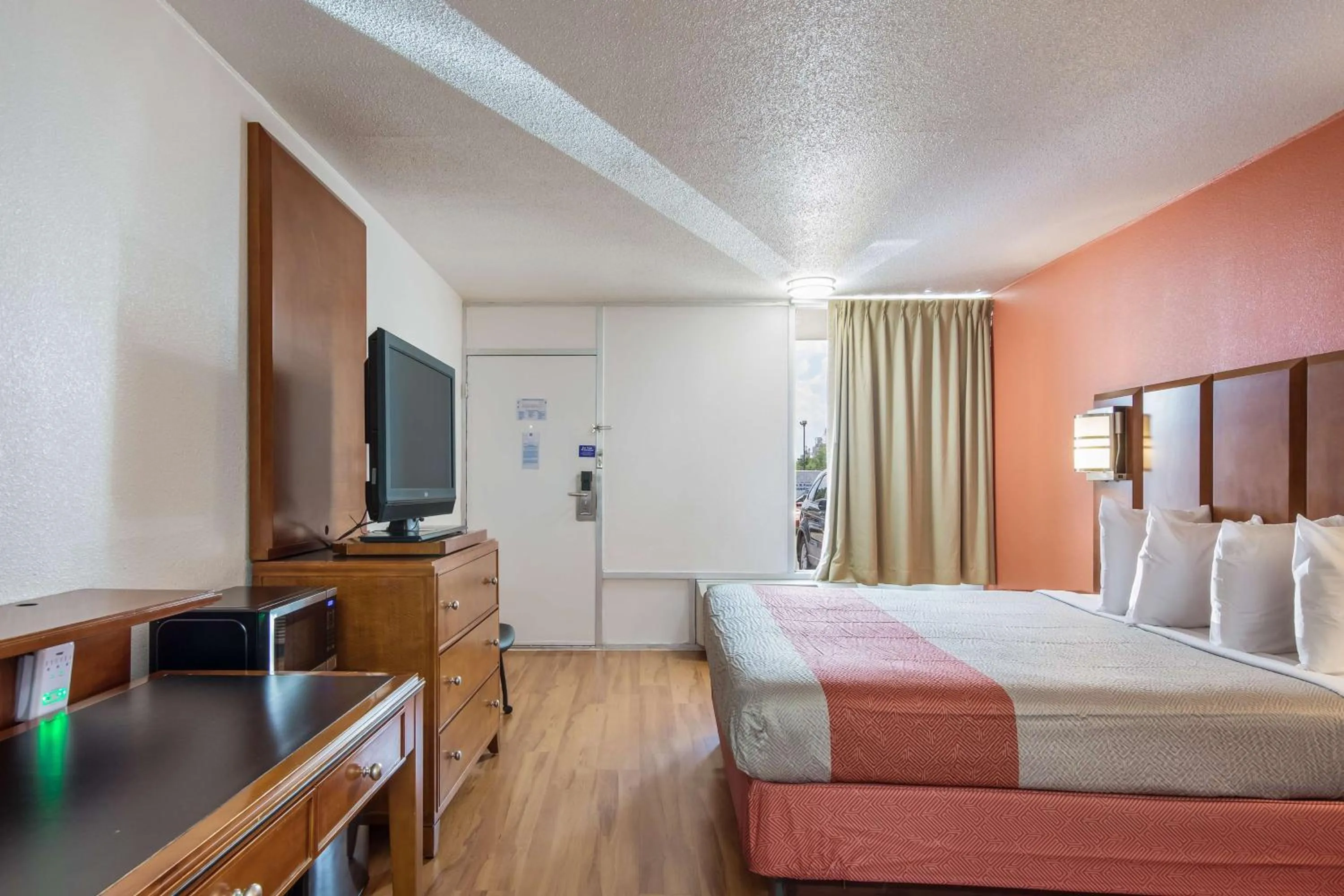 TV and multimedia, Bed in Motel 6-Van Buren, AR I- 40