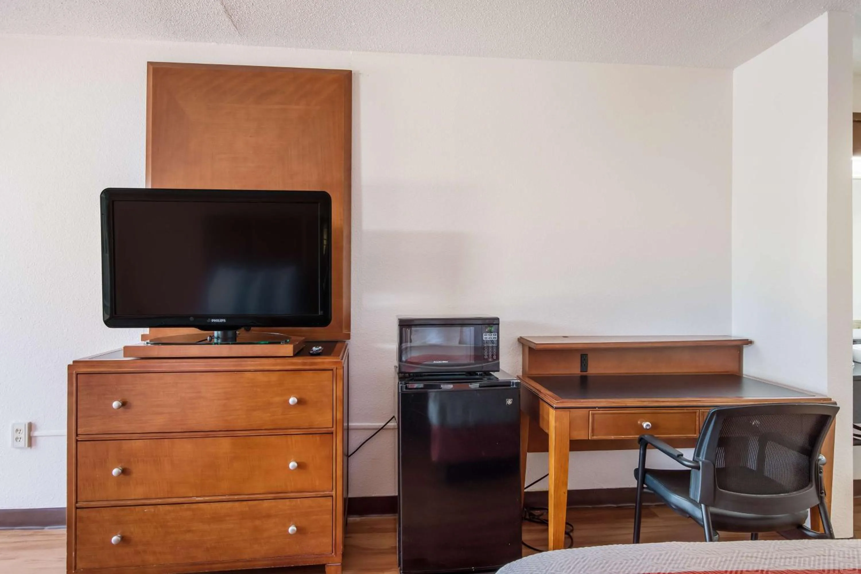 TV and multimedia in Motel 6-Van Buren, AR I- 40