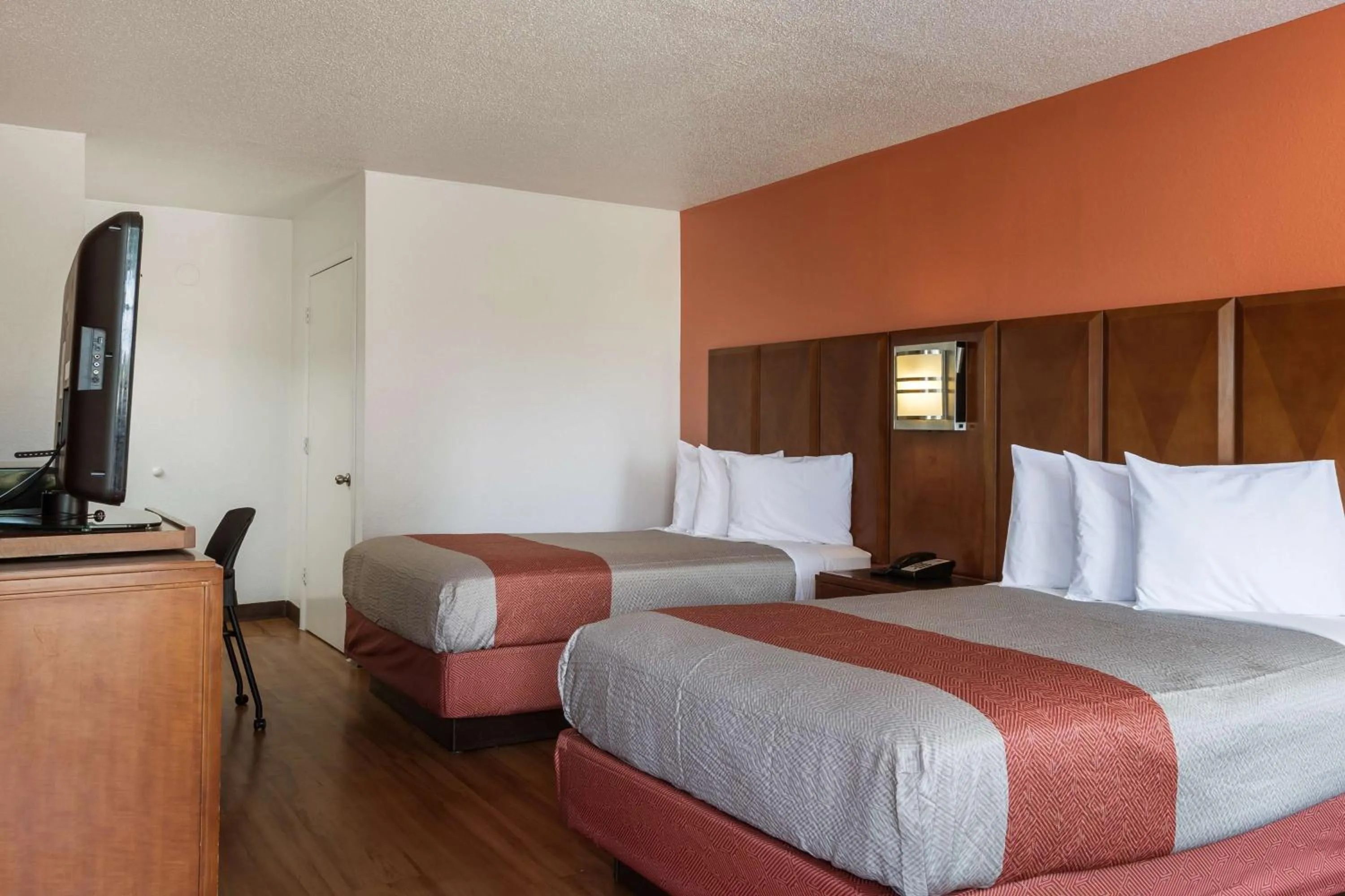 TV and multimedia, Bed in Motel 6-Van Buren, AR I- 40