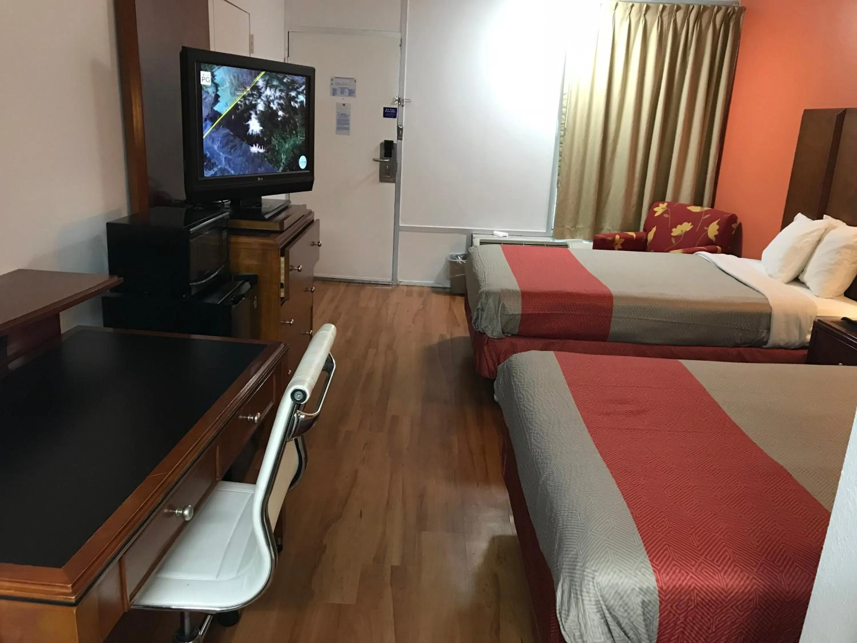 Bedroom, Bed in Motel 6-Van Buren, AR I- 40