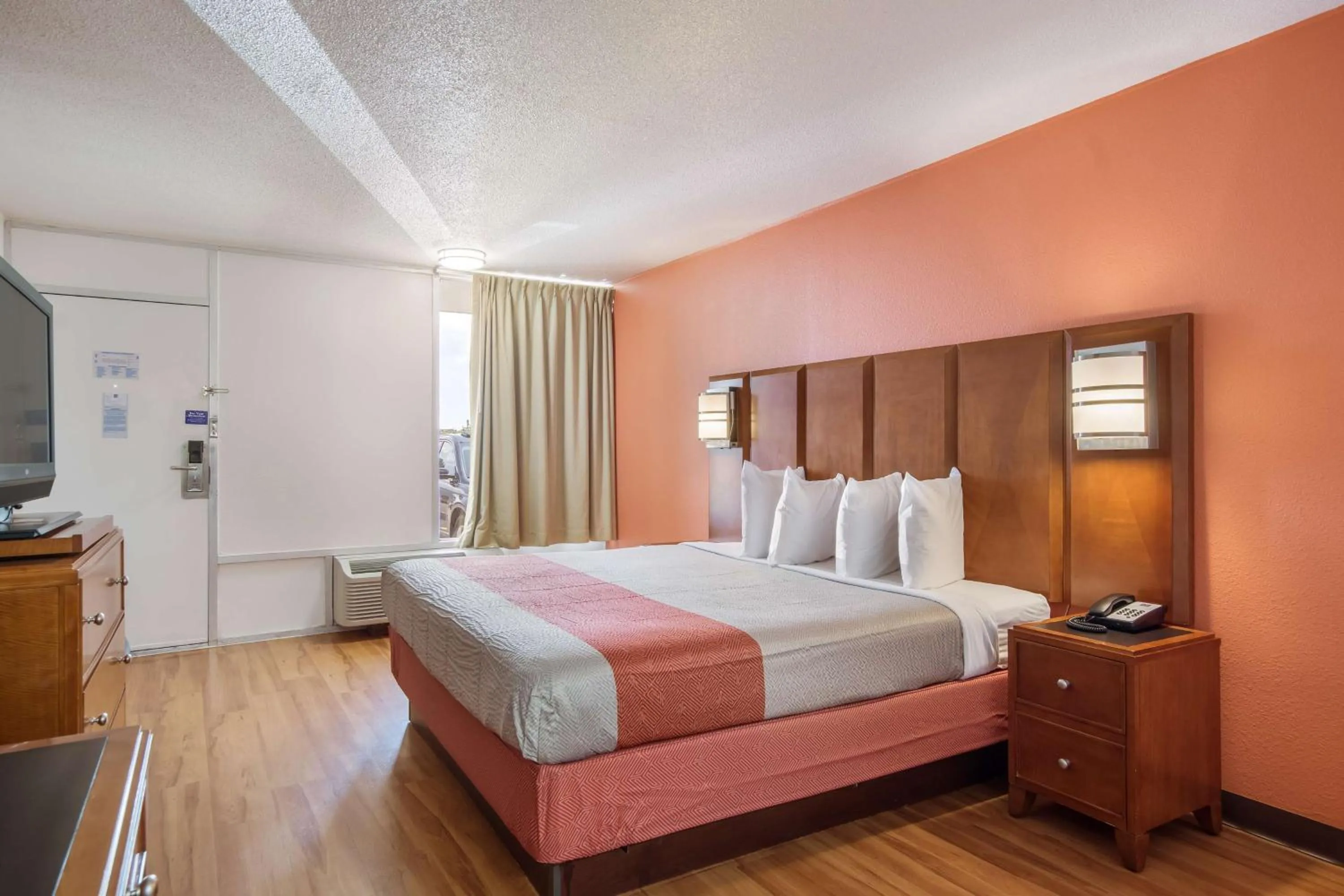 TV and multimedia, Bed in Motel 6-Van Buren, AR I- 40