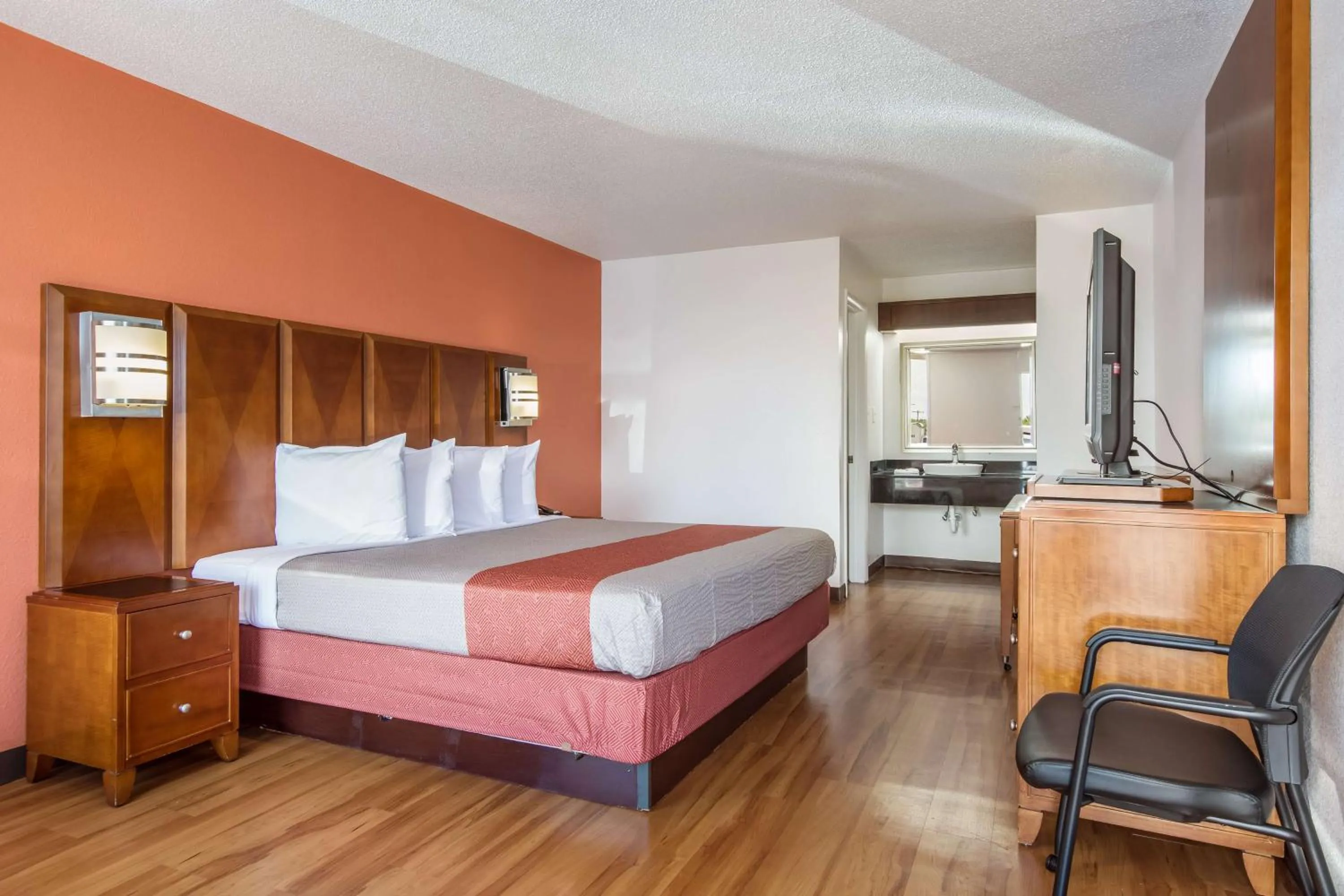 TV and multimedia, Bed in Motel 6-Van Buren, AR I- 40