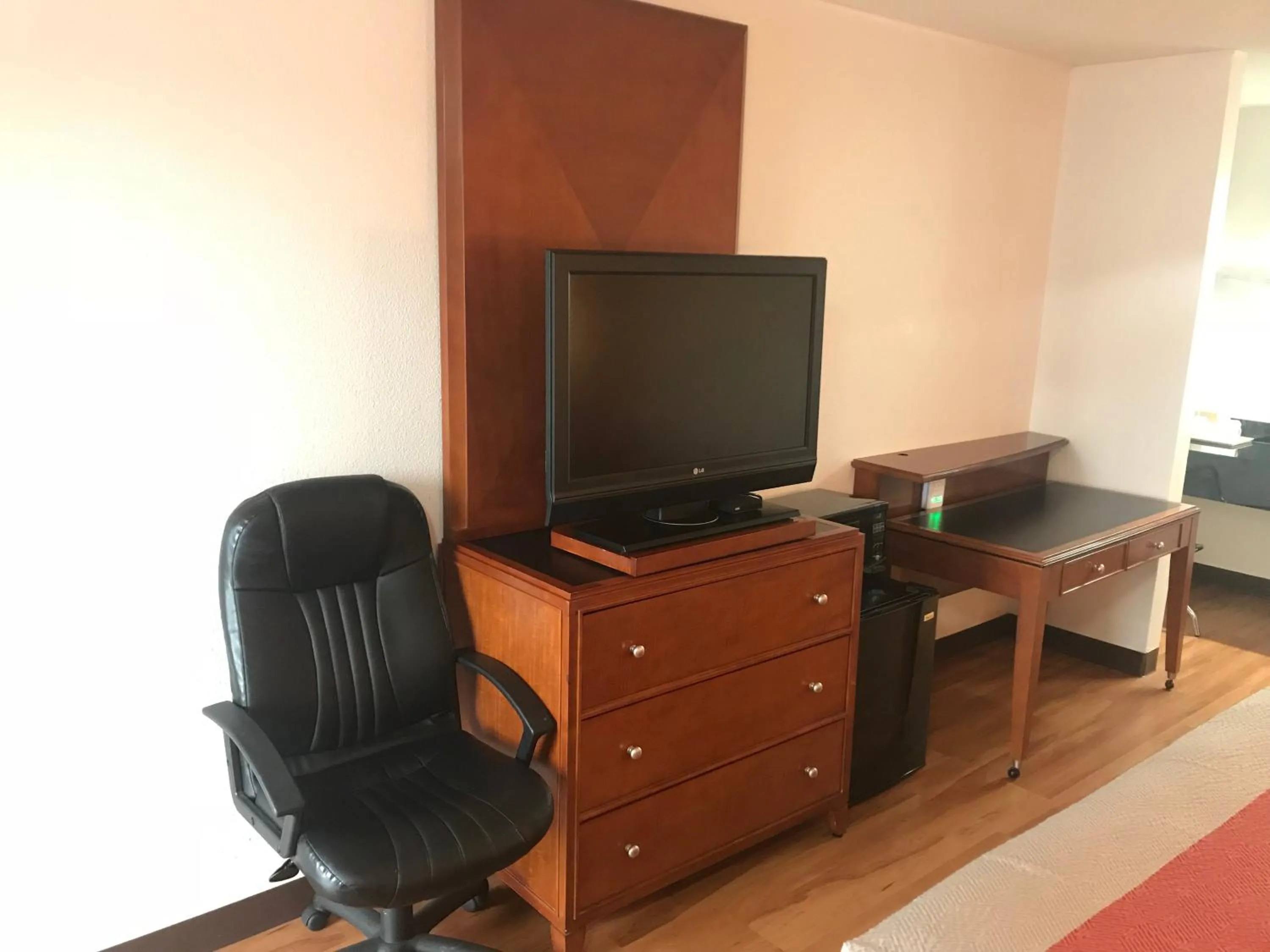 TV and multimedia in Motel 6-Van Buren, AR I- 40