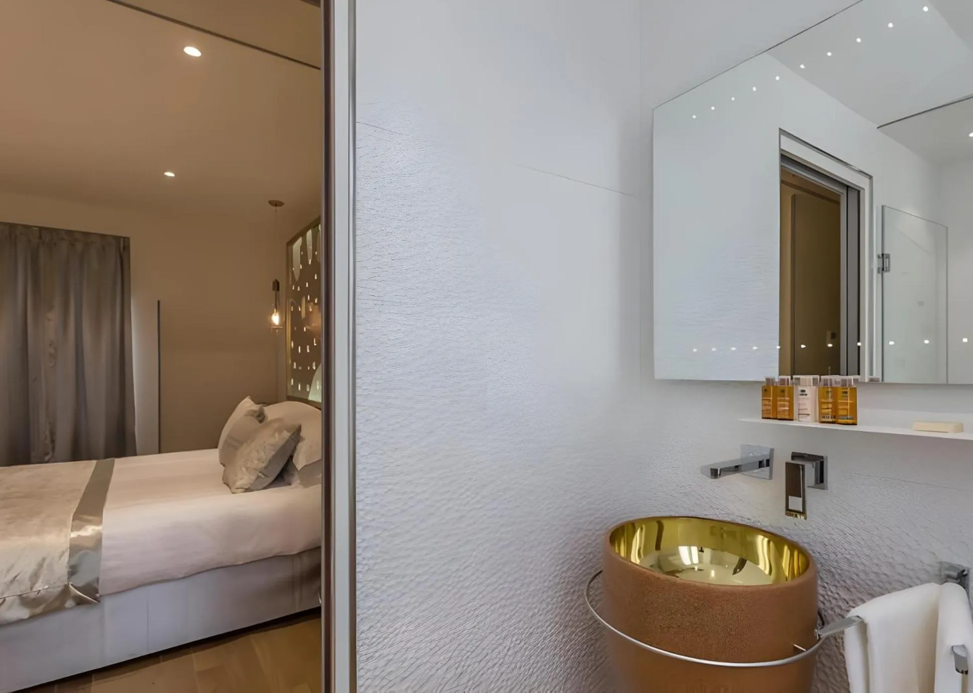 Bed in Hotel Les Bulles De Paris