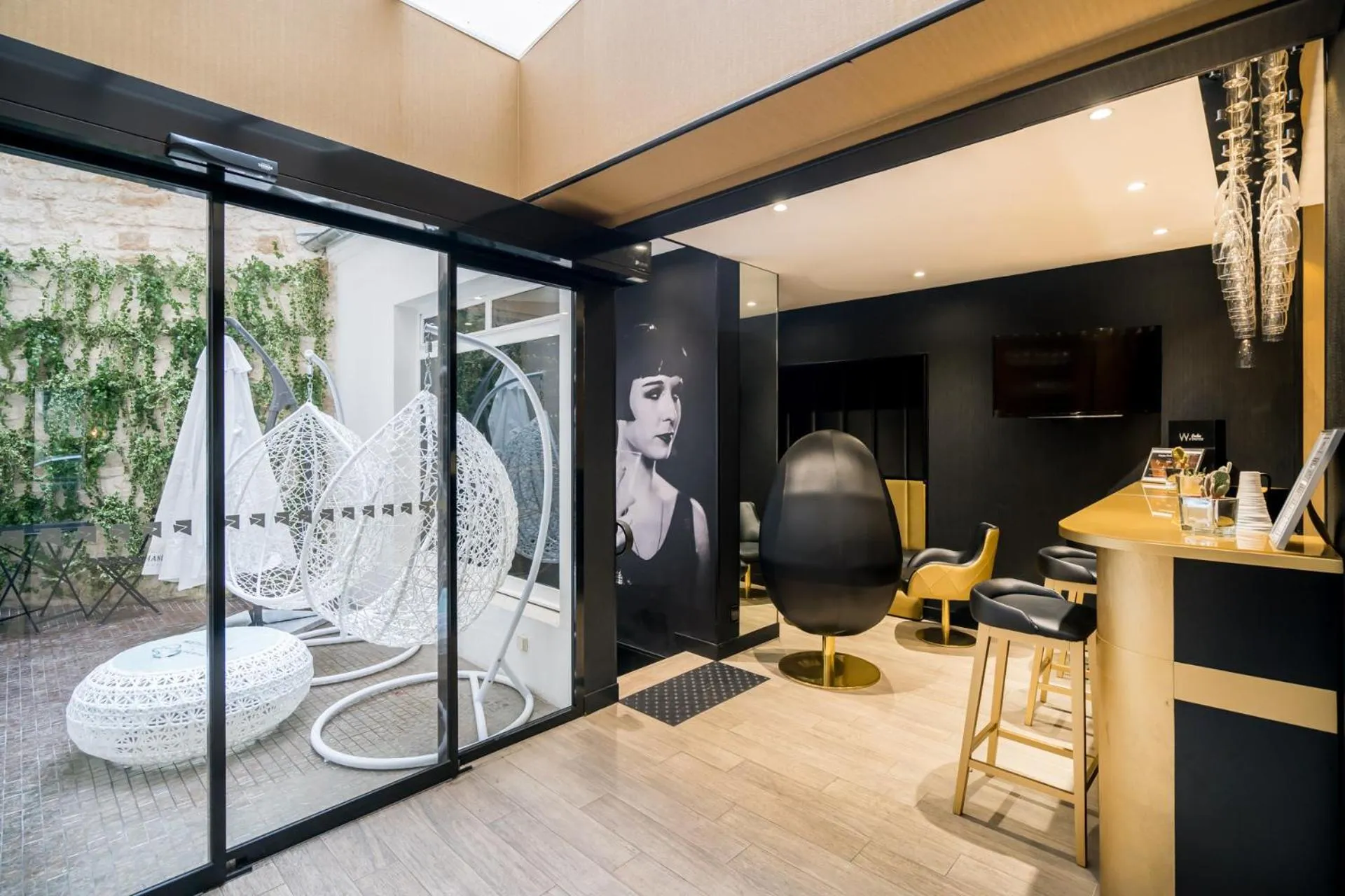 Lounge or bar in Hotel Les Bulles De Paris