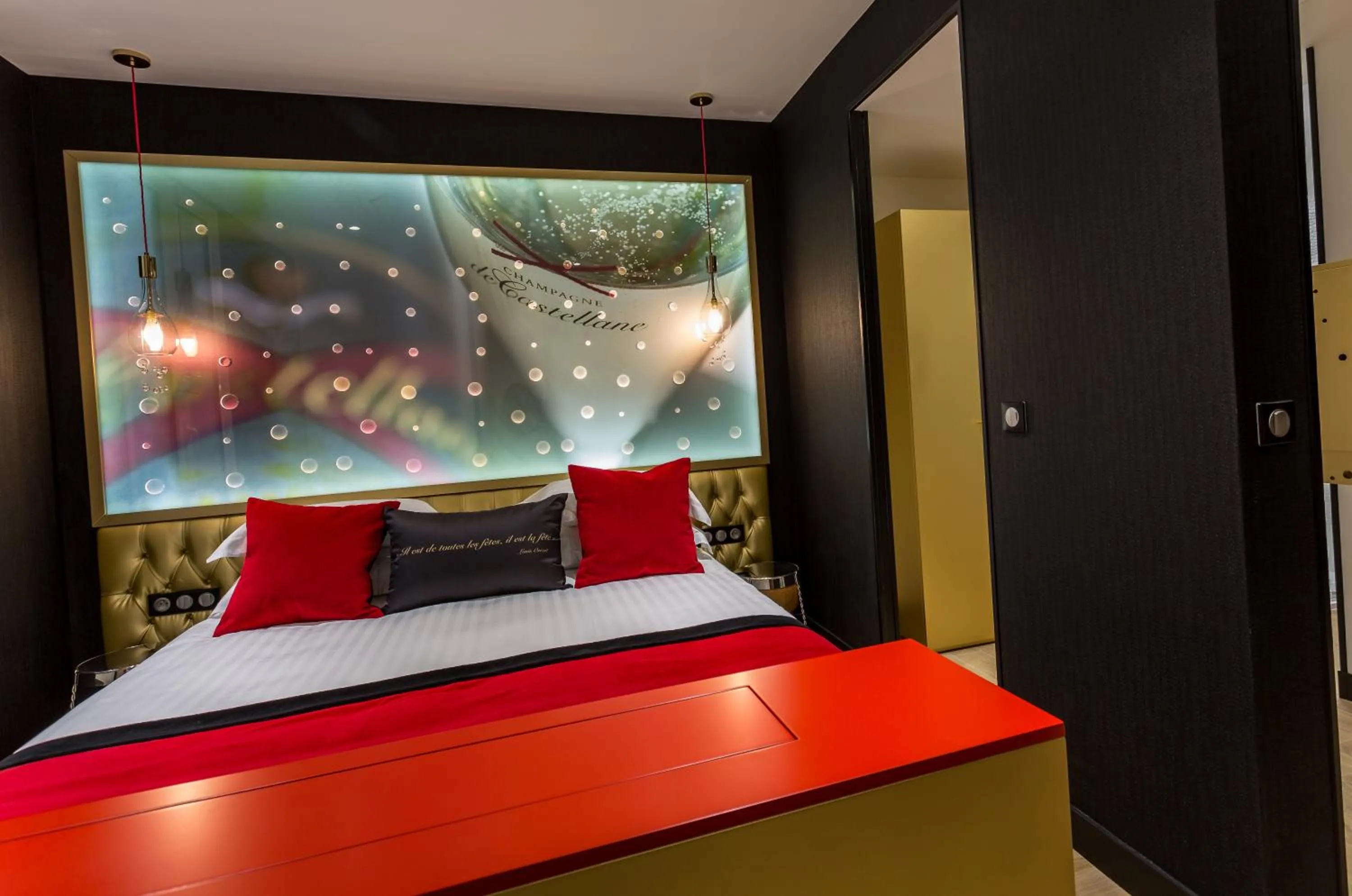 Bed in Hotel Les Bulles De Paris