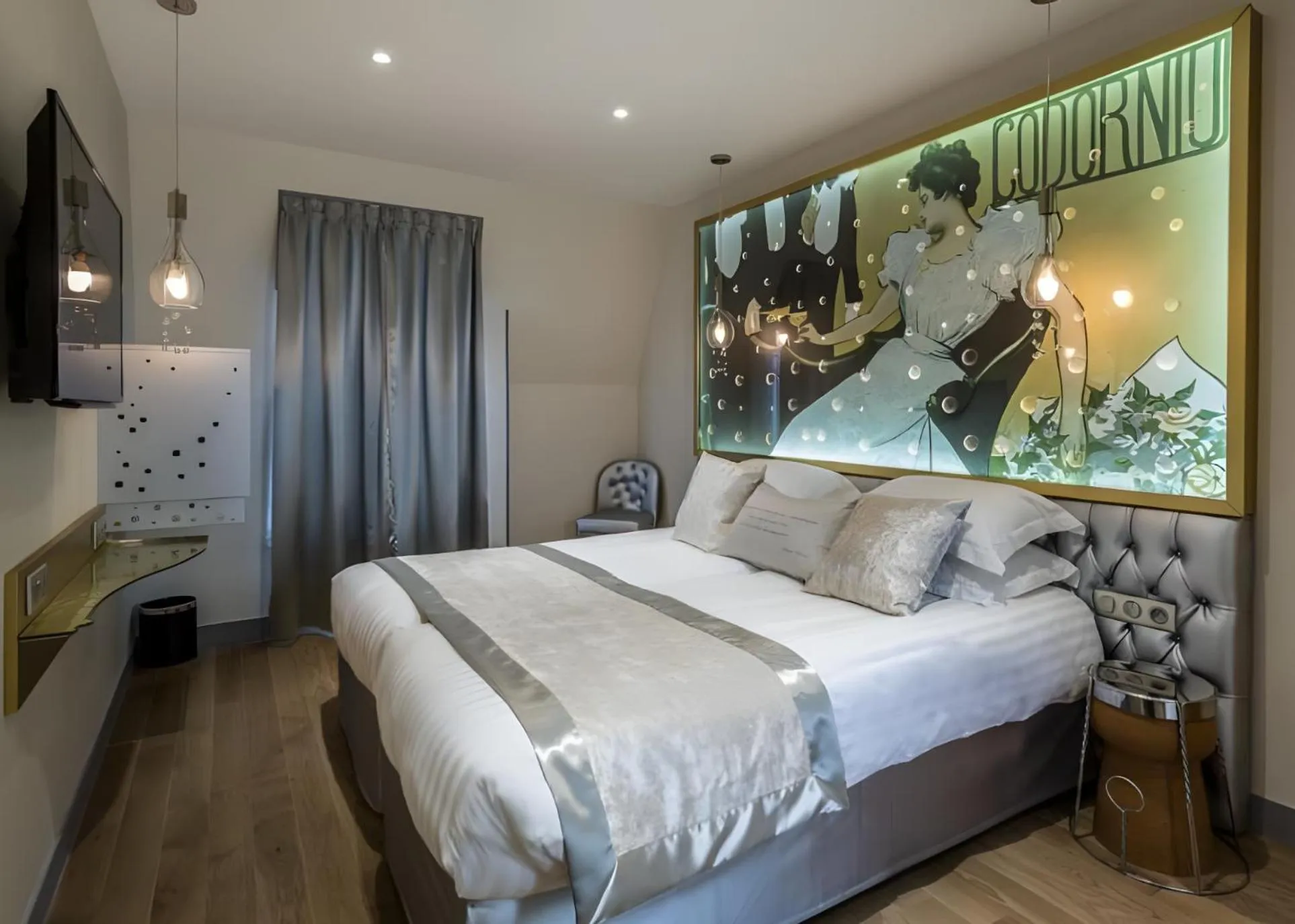 Bathroom, Bed in Hotel Les Bulles De Paris