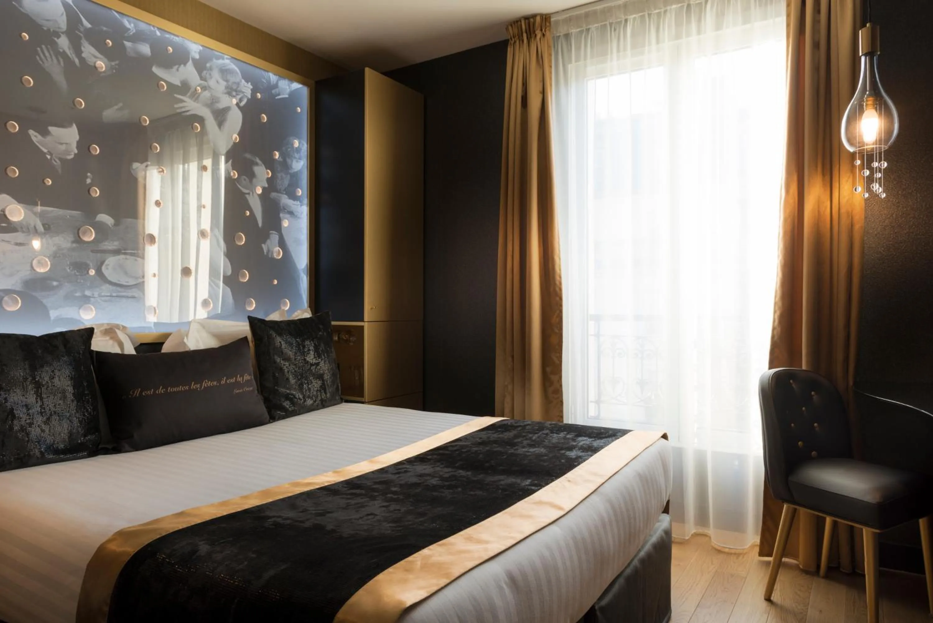 Bed in Hotel Les Bulles De Paris