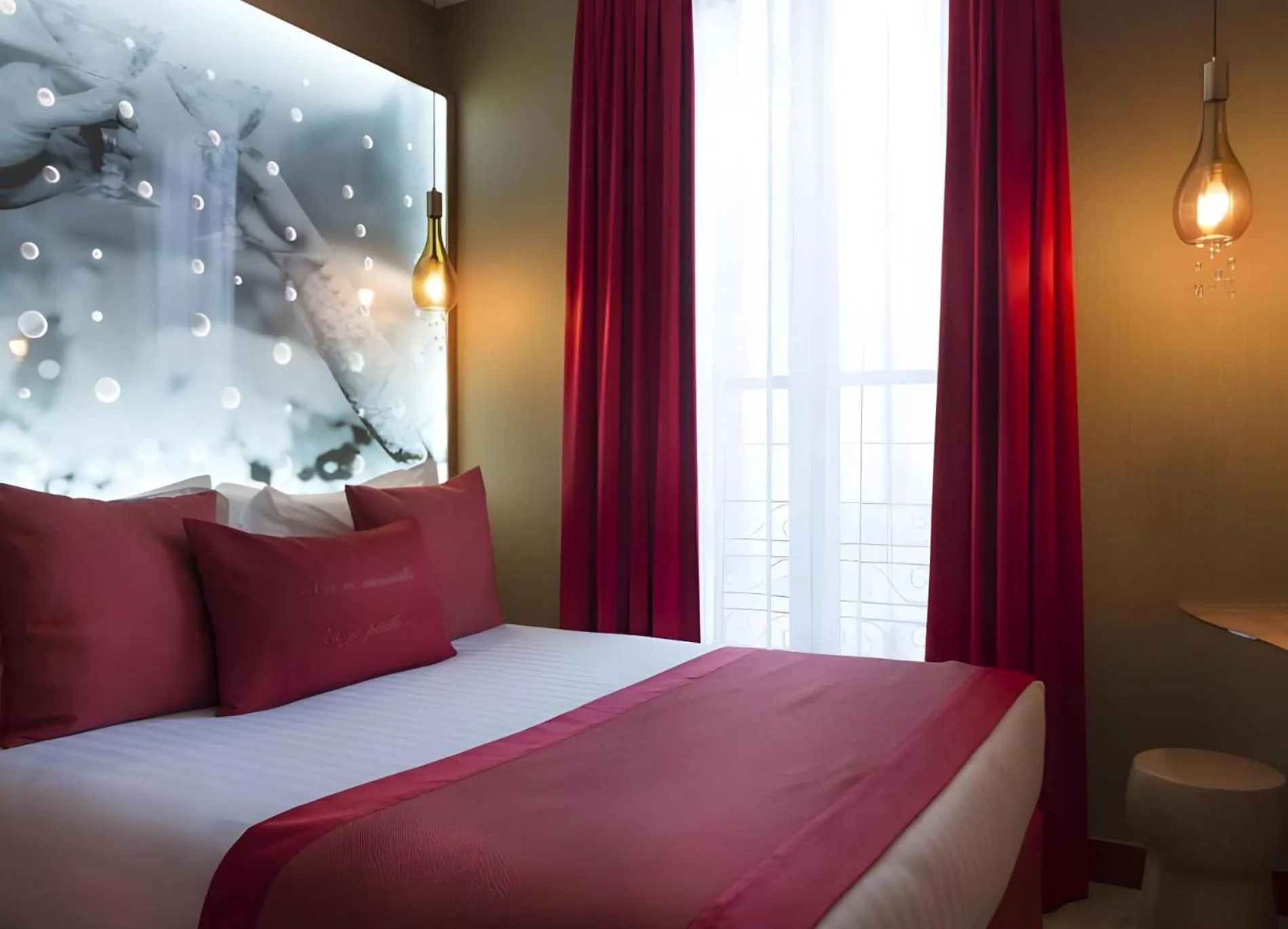 Bed in Hotel Les Bulles De Paris