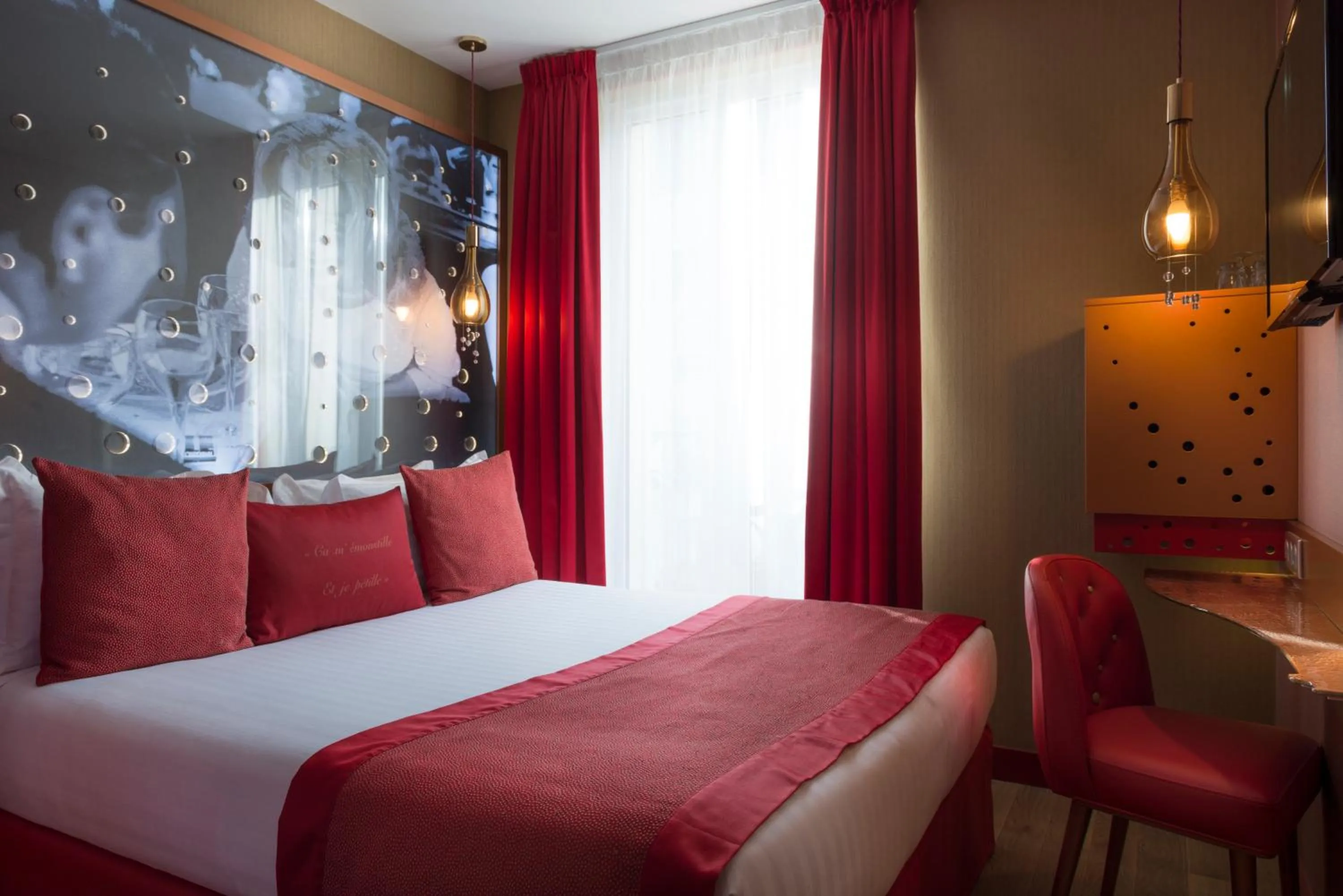 Bed in Hotel Les Bulles De Paris