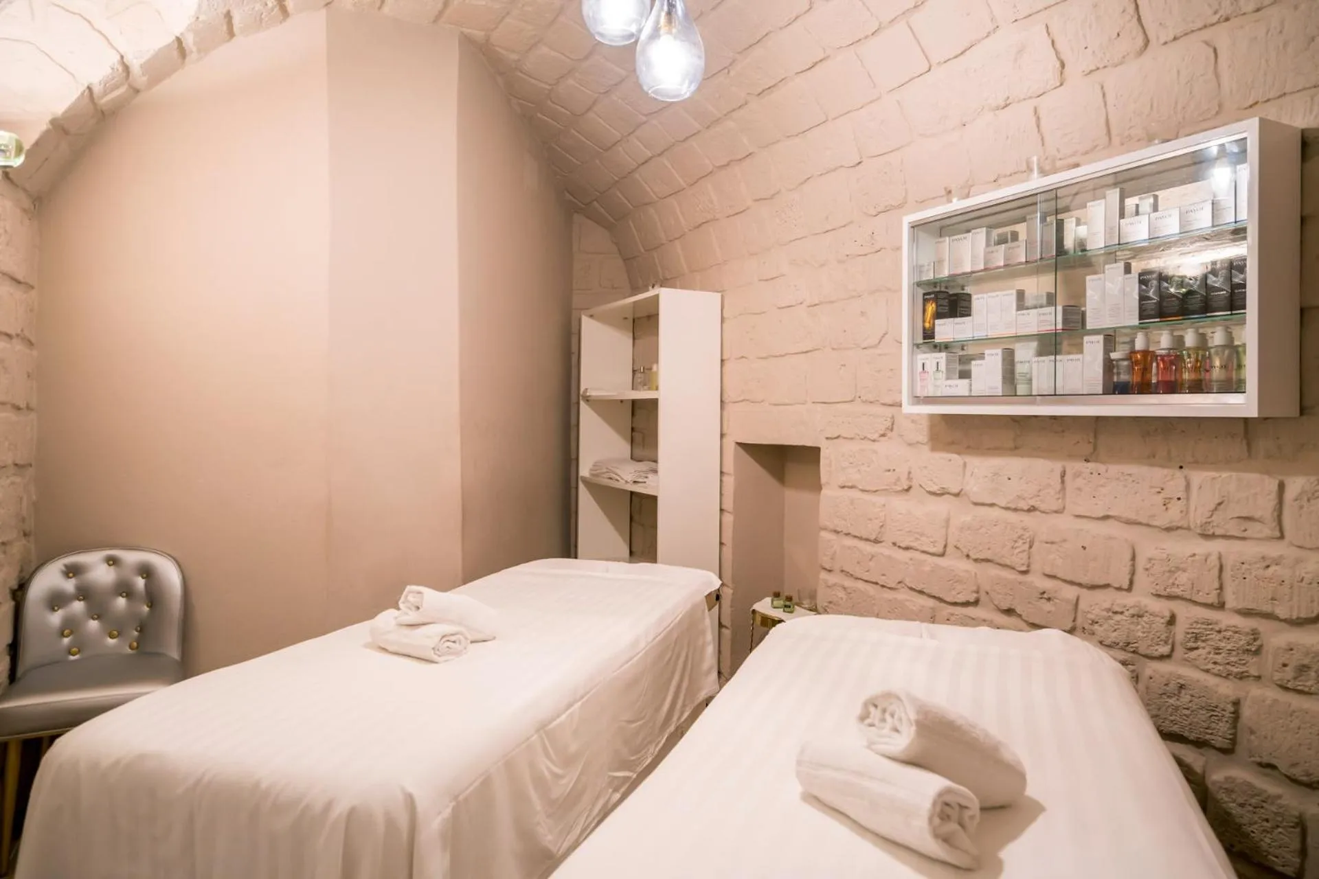 Massage, Bed in Hotel Les Bulles De Paris
