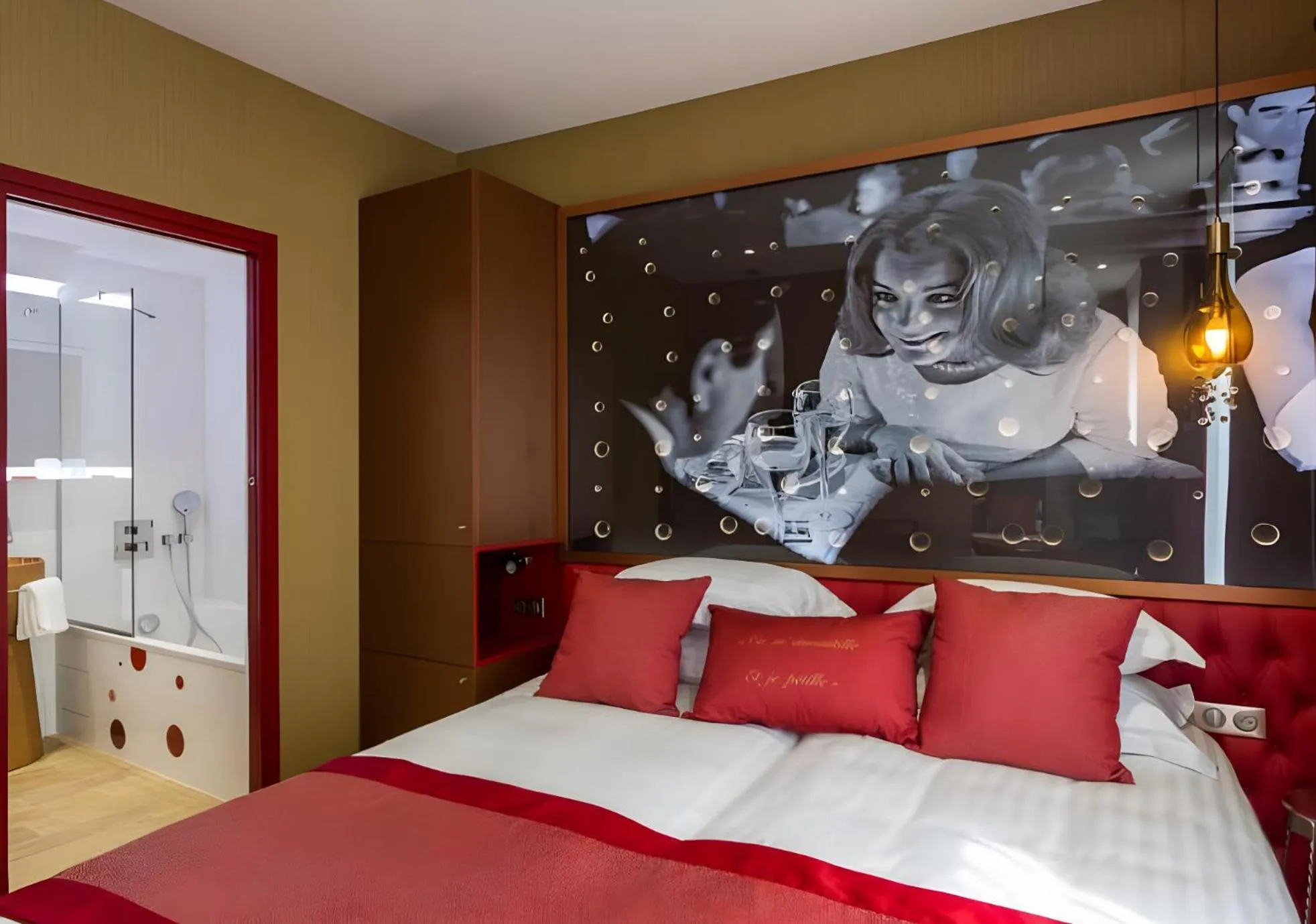 Bed in Hotel Les Bulles De Paris