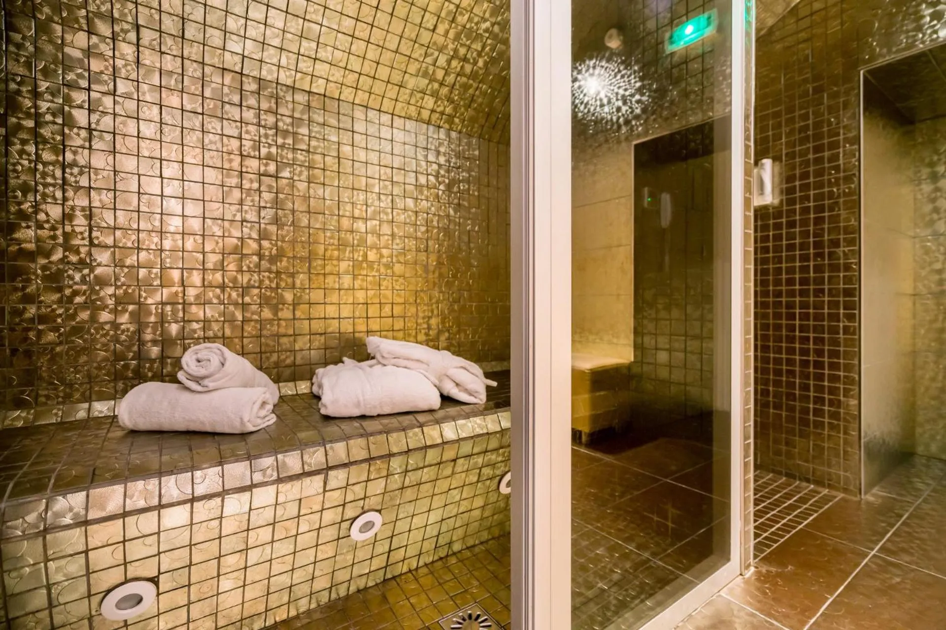 Steam room in Hotel Les Bulles De Paris