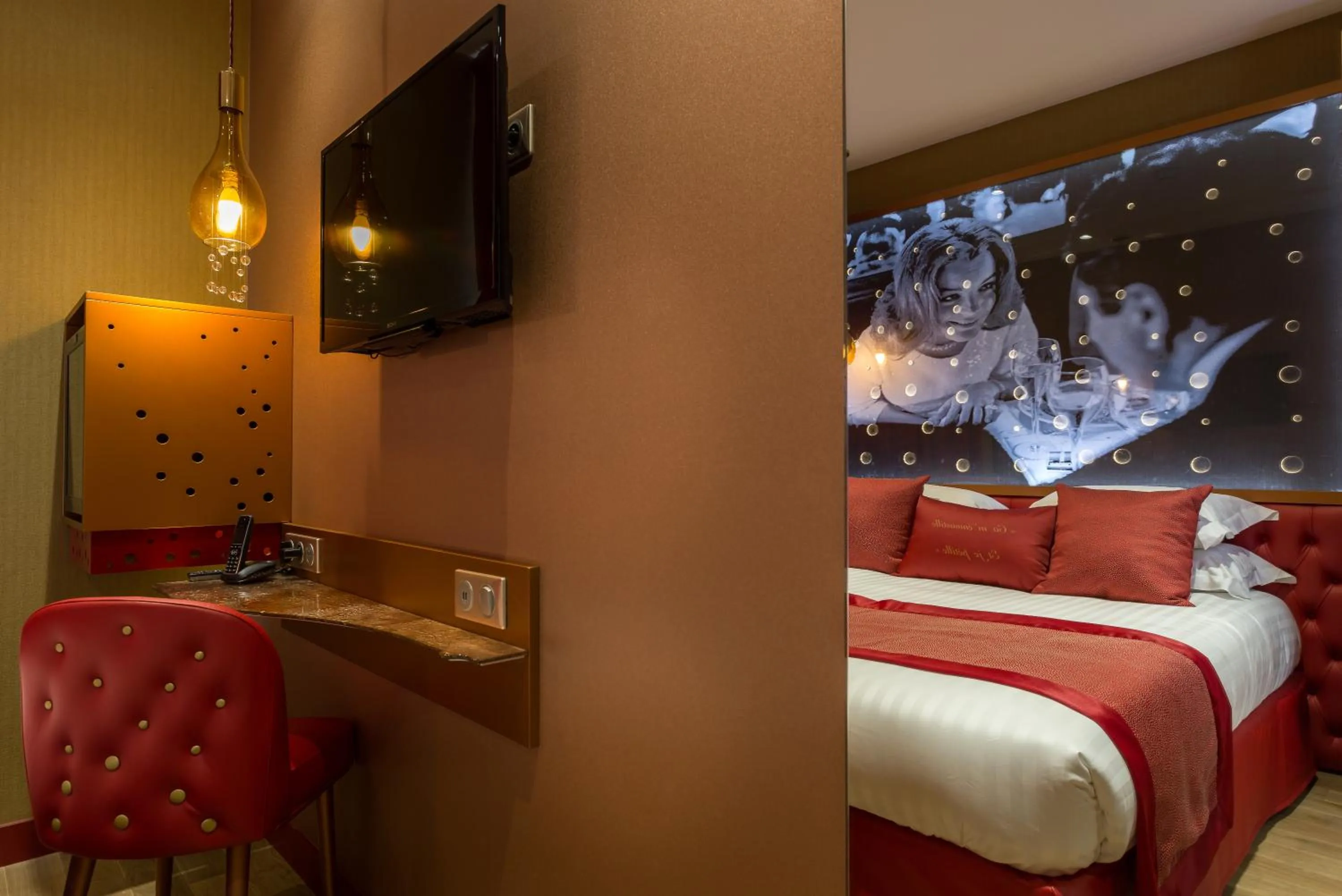 TV and multimedia, Bed in Hotel Les Bulles De Paris