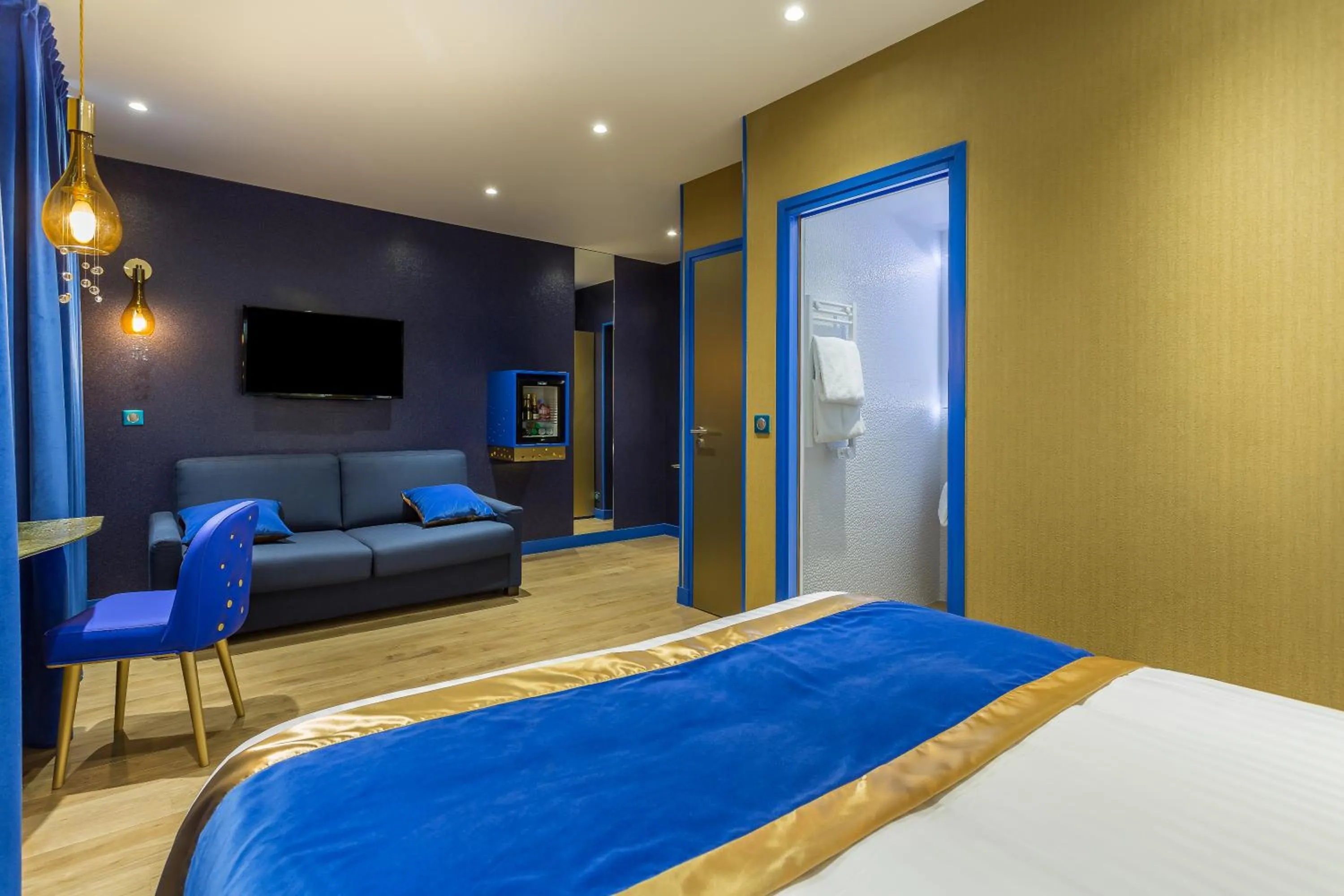 Photo of the whole room, Bed in Hotel Les Bulles De Paris