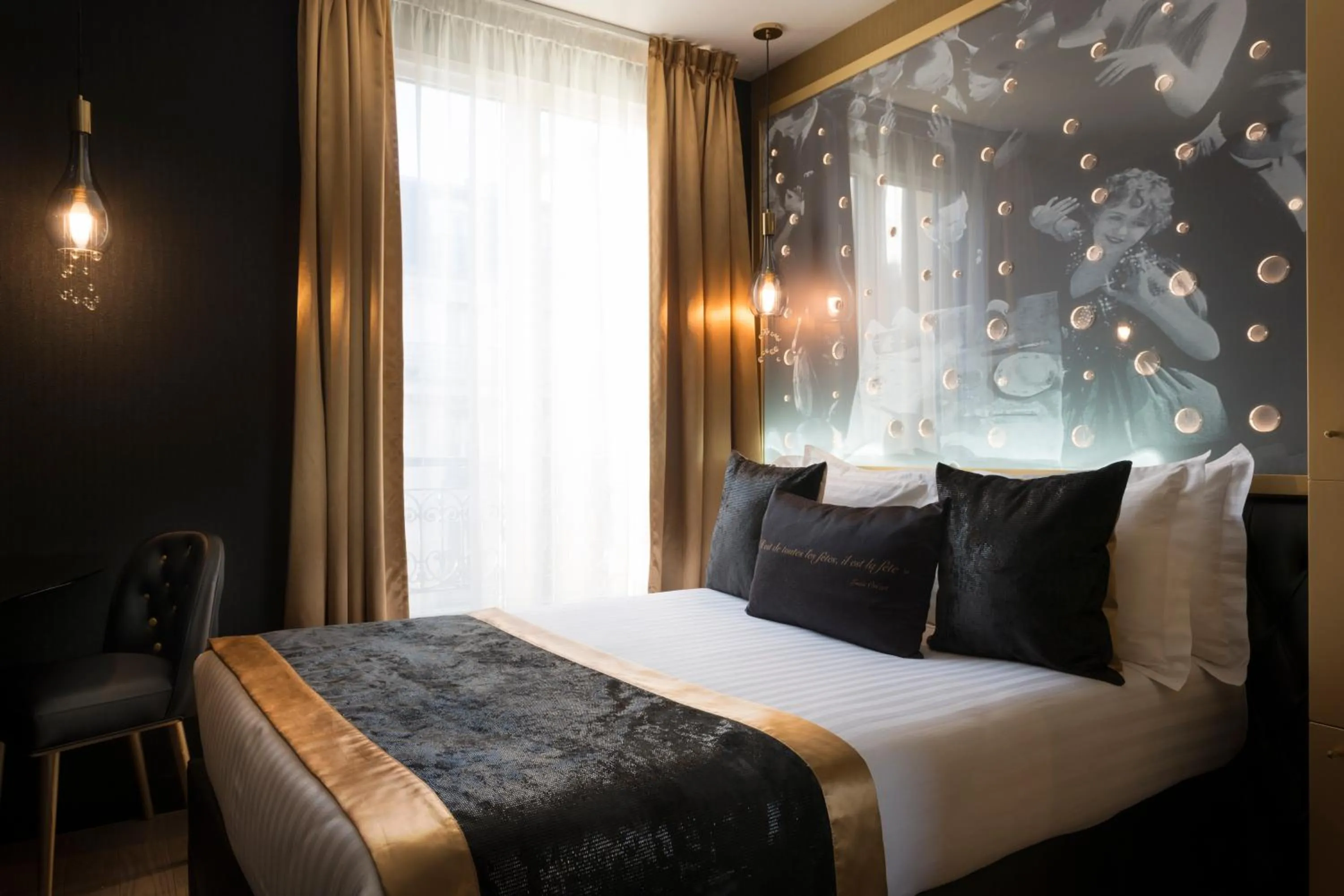 Photo of the whole room, Bed in Hotel Les Bulles De Paris