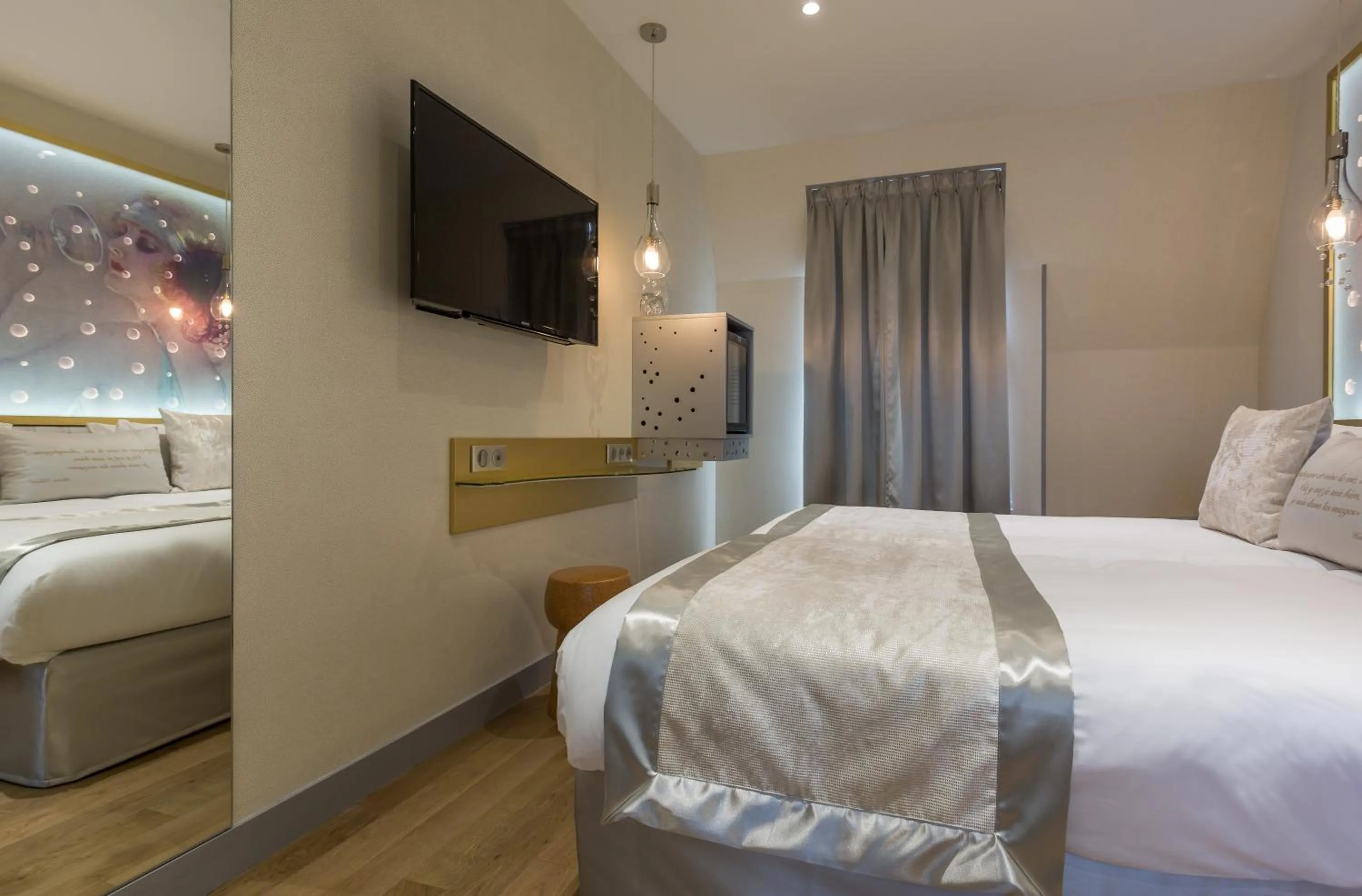 Photo of the whole room, Bed in Hotel Les Bulles De Paris