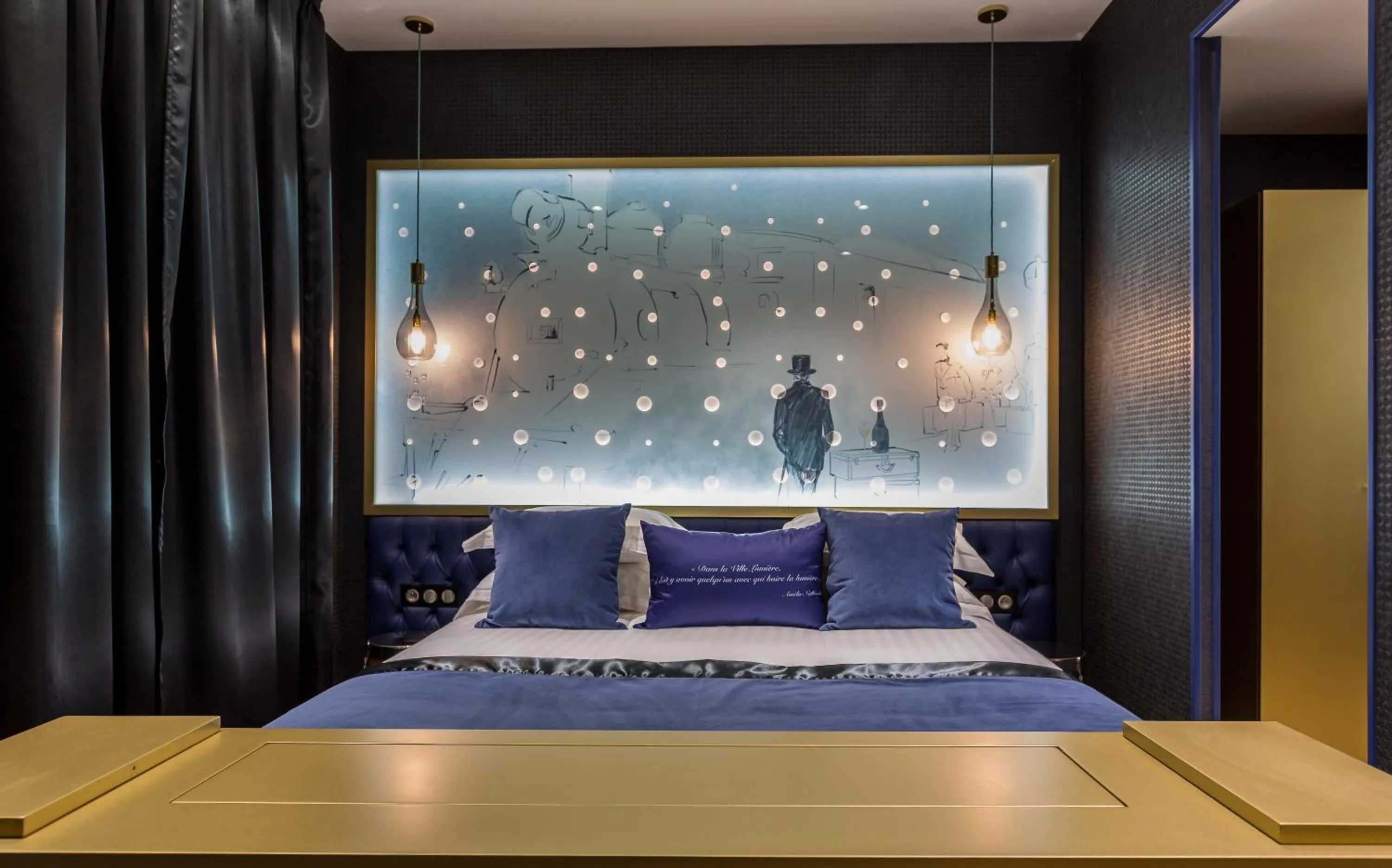 Bed in Hotel Les Bulles De Paris