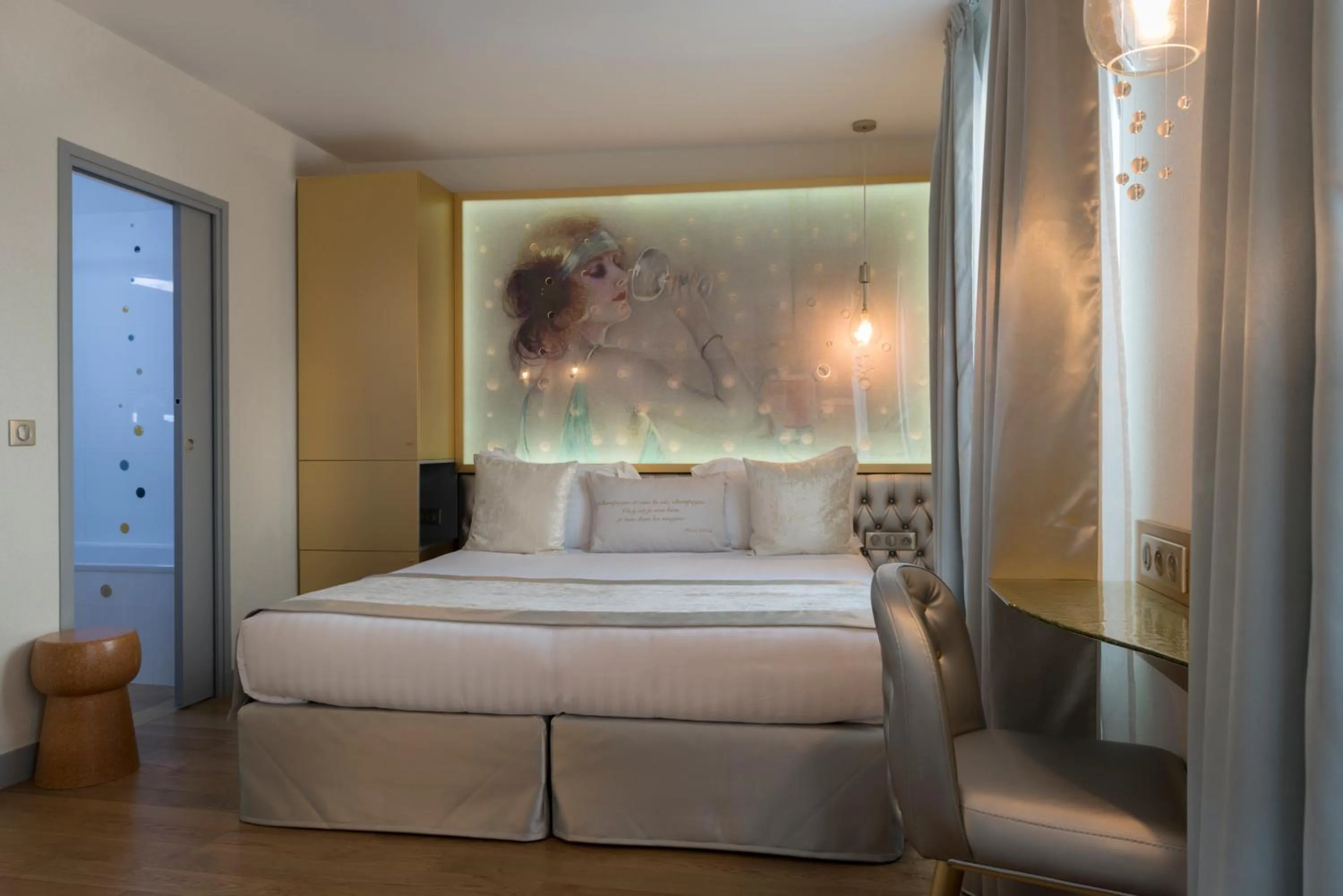 Bed in Hotel Les Bulles De Paris