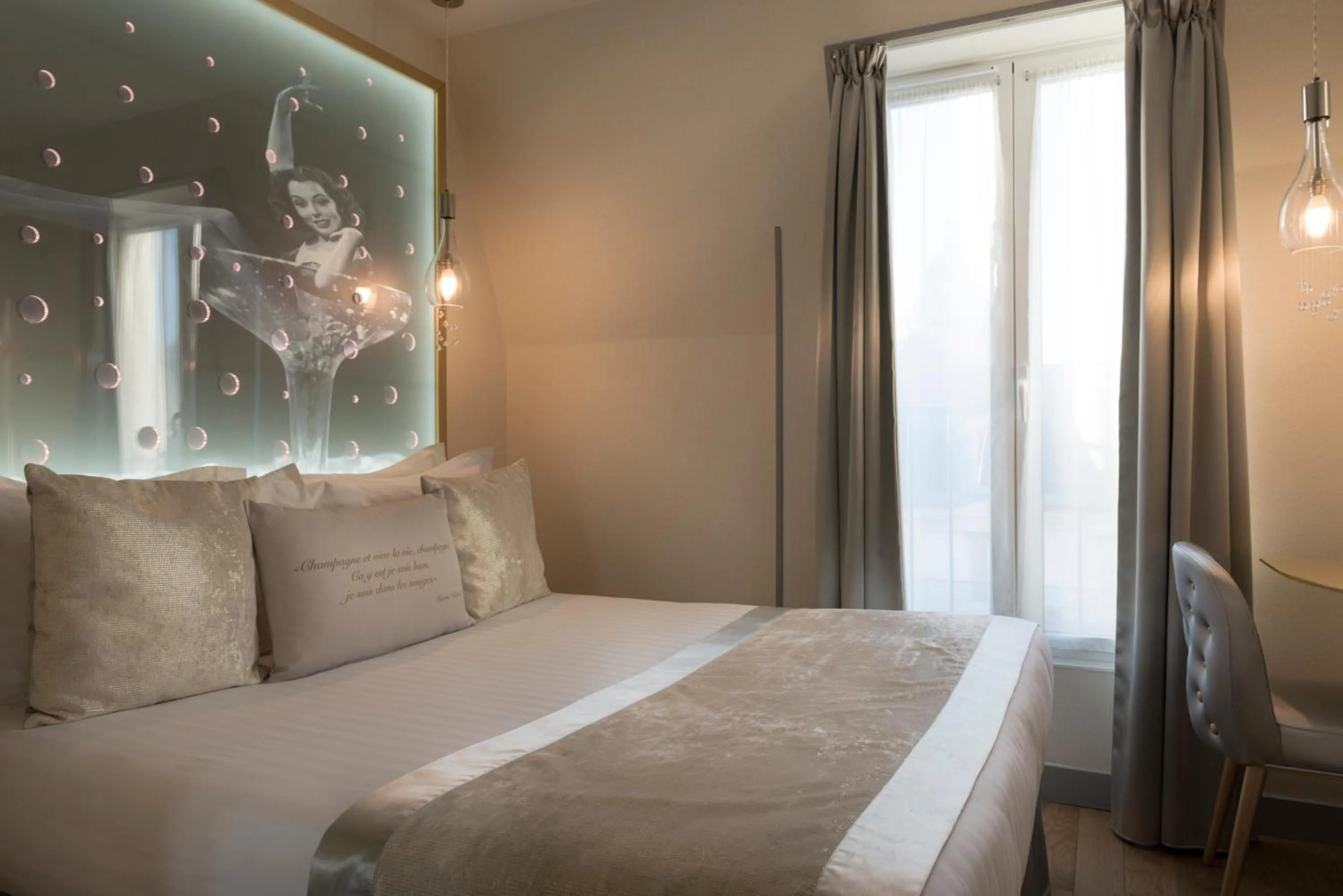 Bed in Hotel Les Bulles De Paris