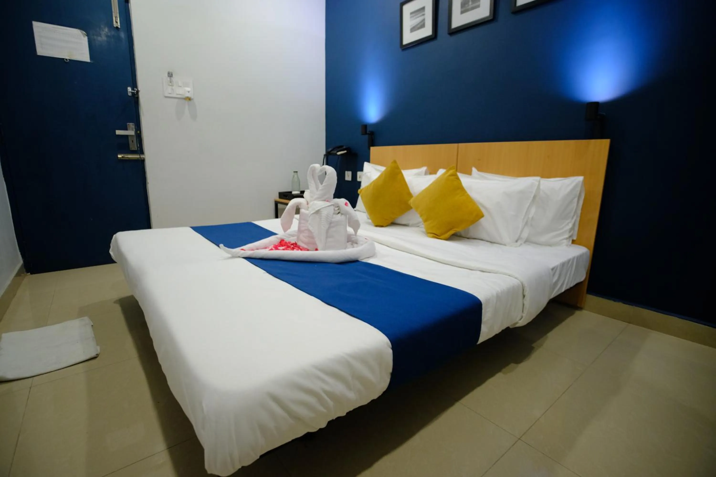 Bedroom, Bed in Blue City Palace - Near Chennai Airport