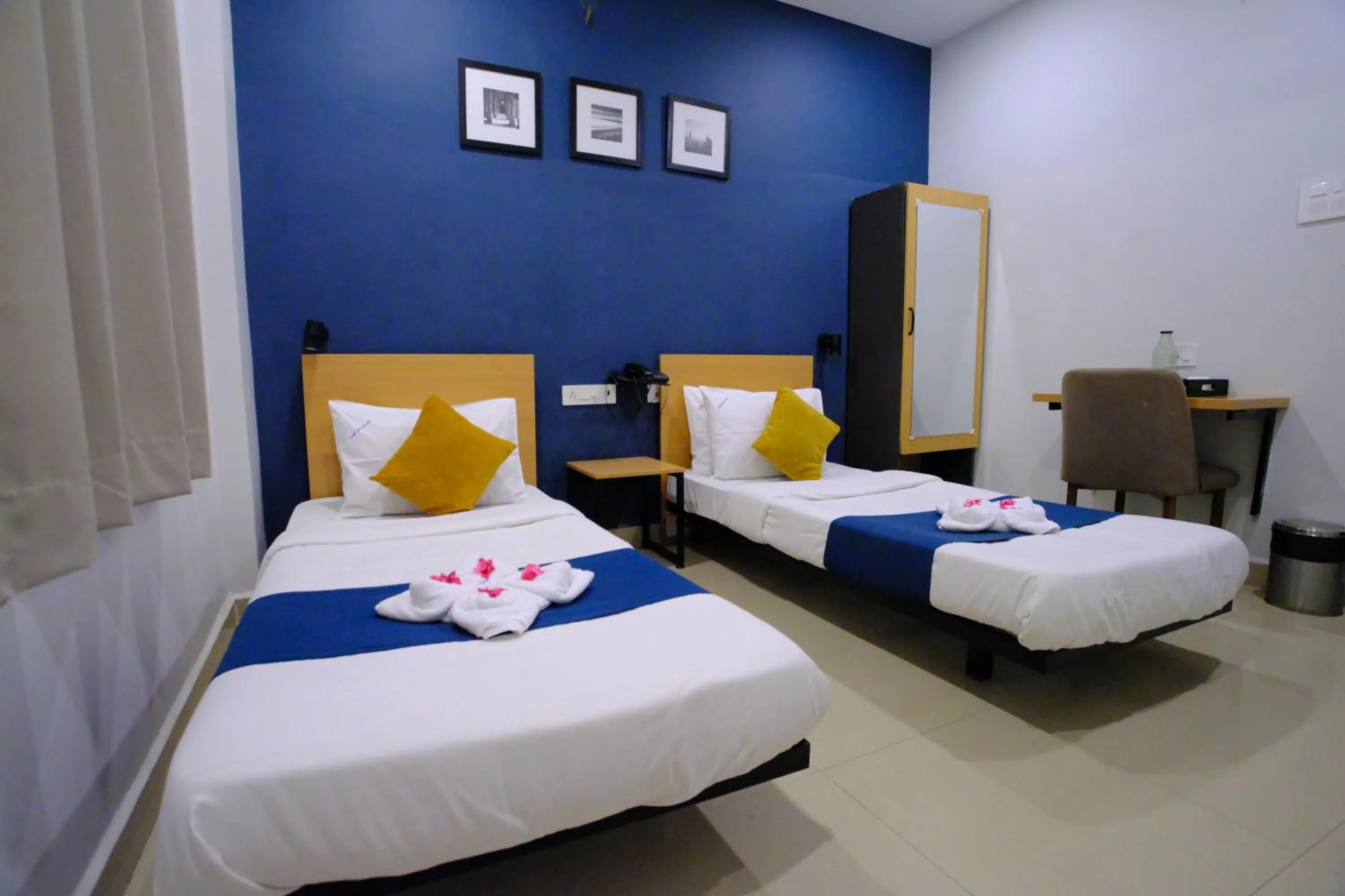 Bedroom, Bed in Blue City Palace - Near Chennai Airport