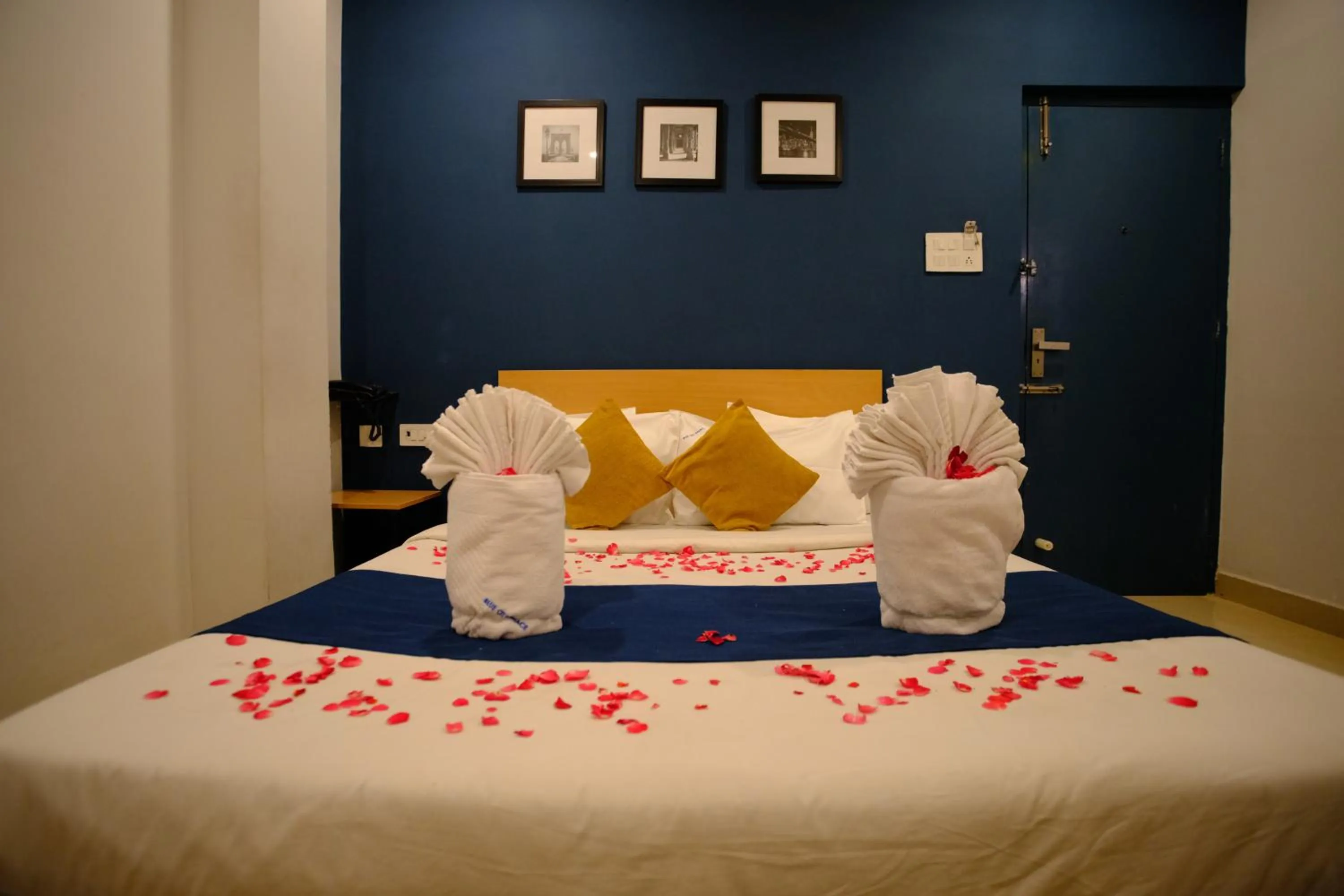 Bedroom, Bed in Blue City Palace - Near Chennai Airport