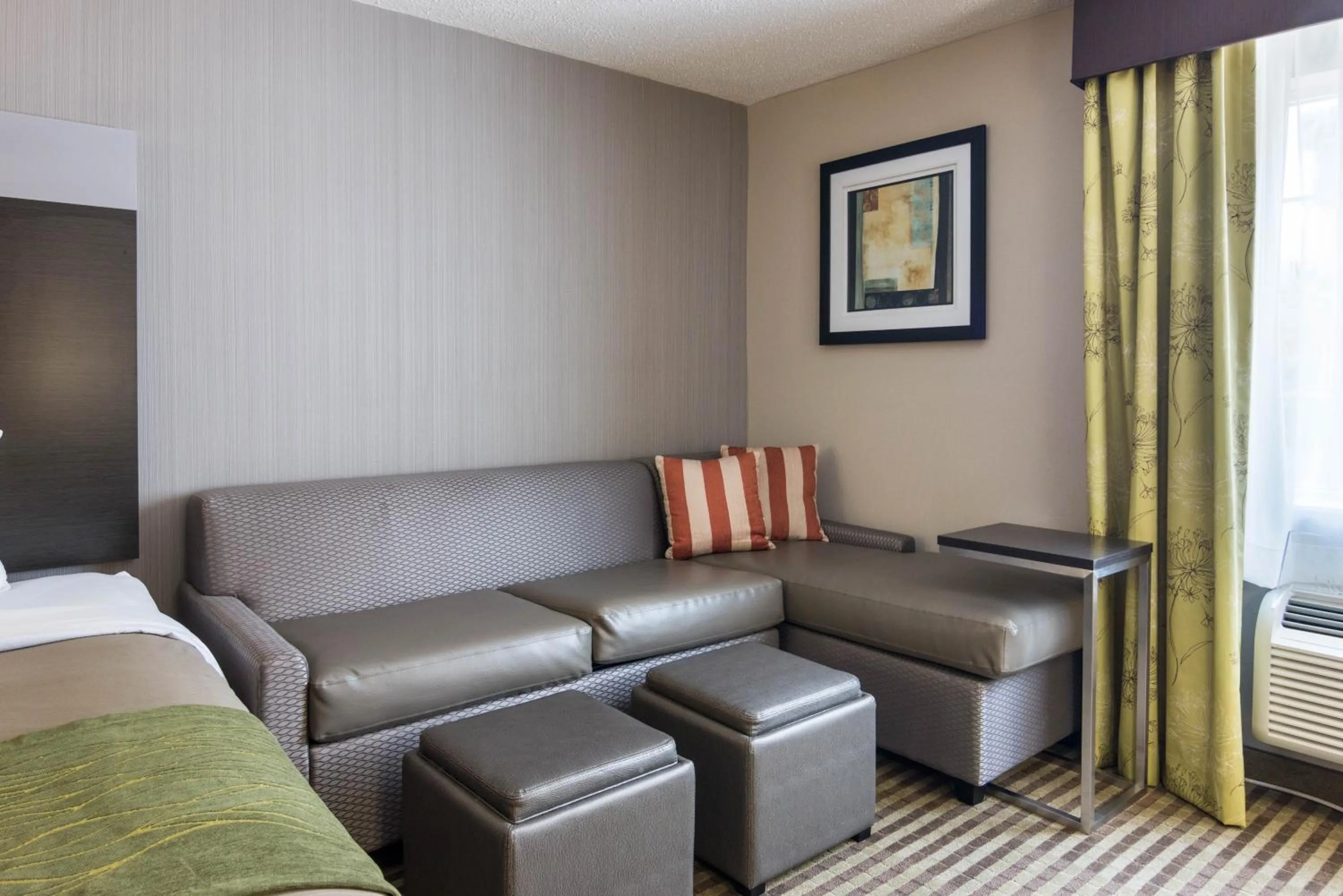 Seating area, Bed in Comfort Inn Camden