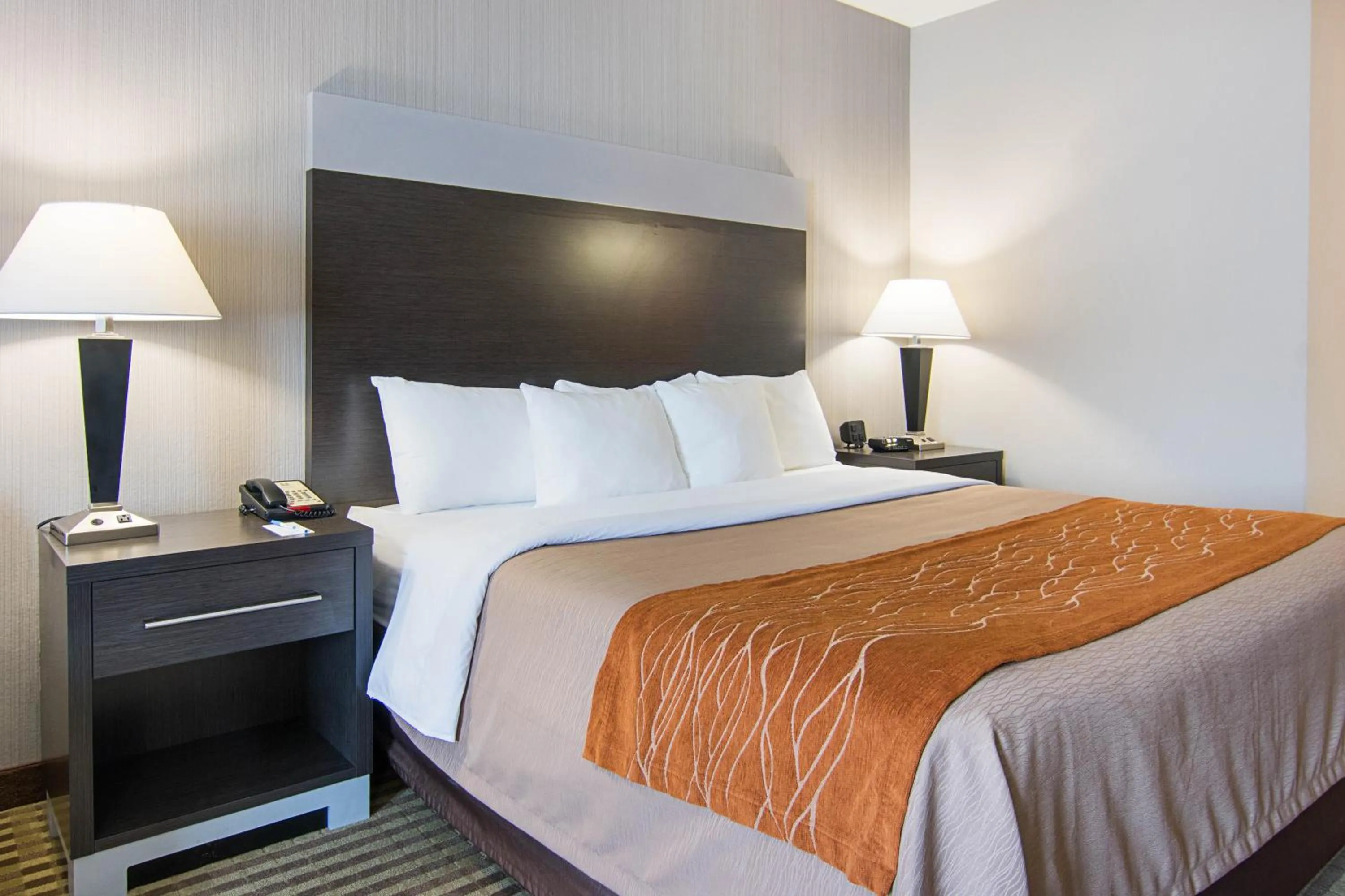 Bed in Comfort Inn Camden