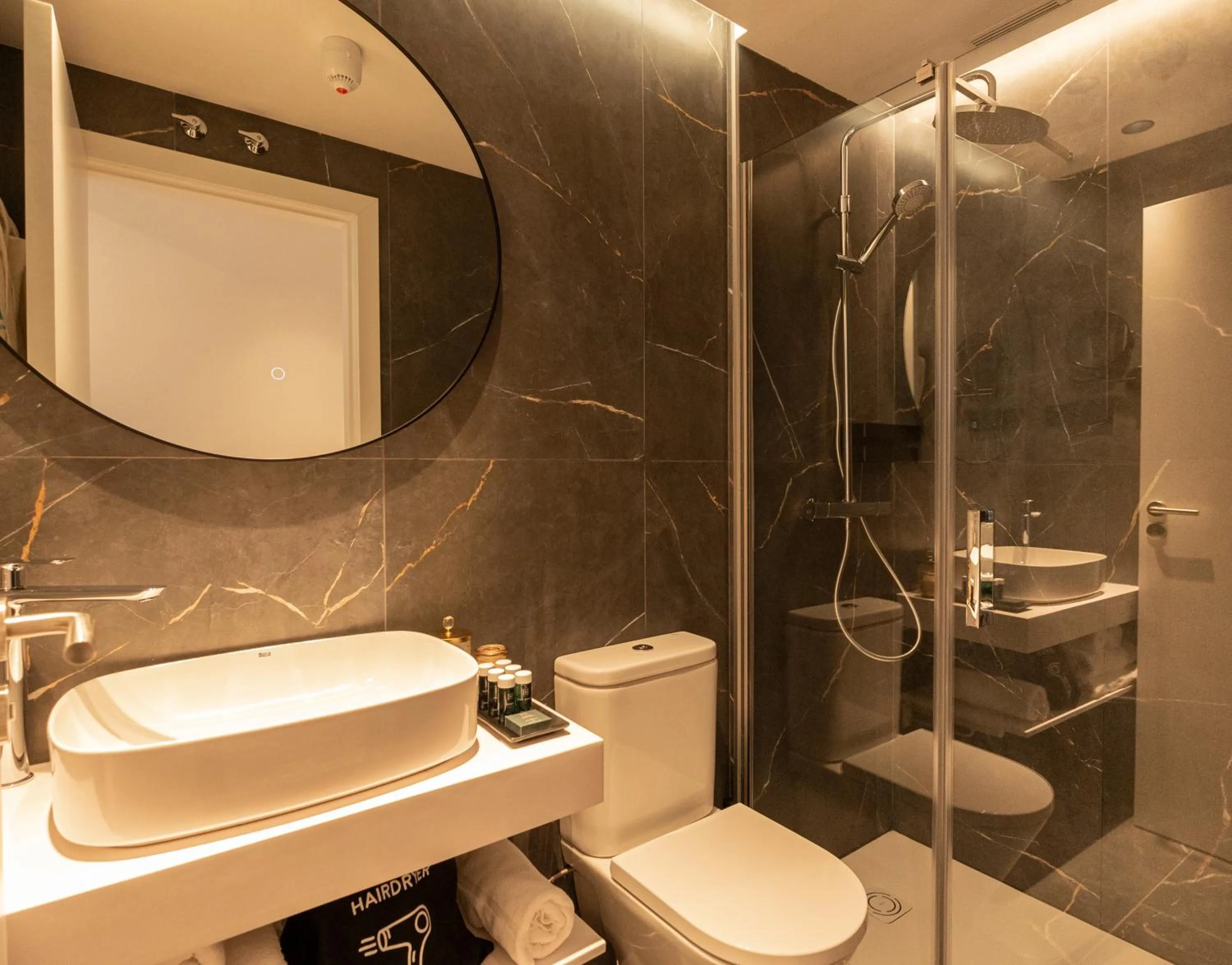 Shower in L&H Callao Selection Adults Only