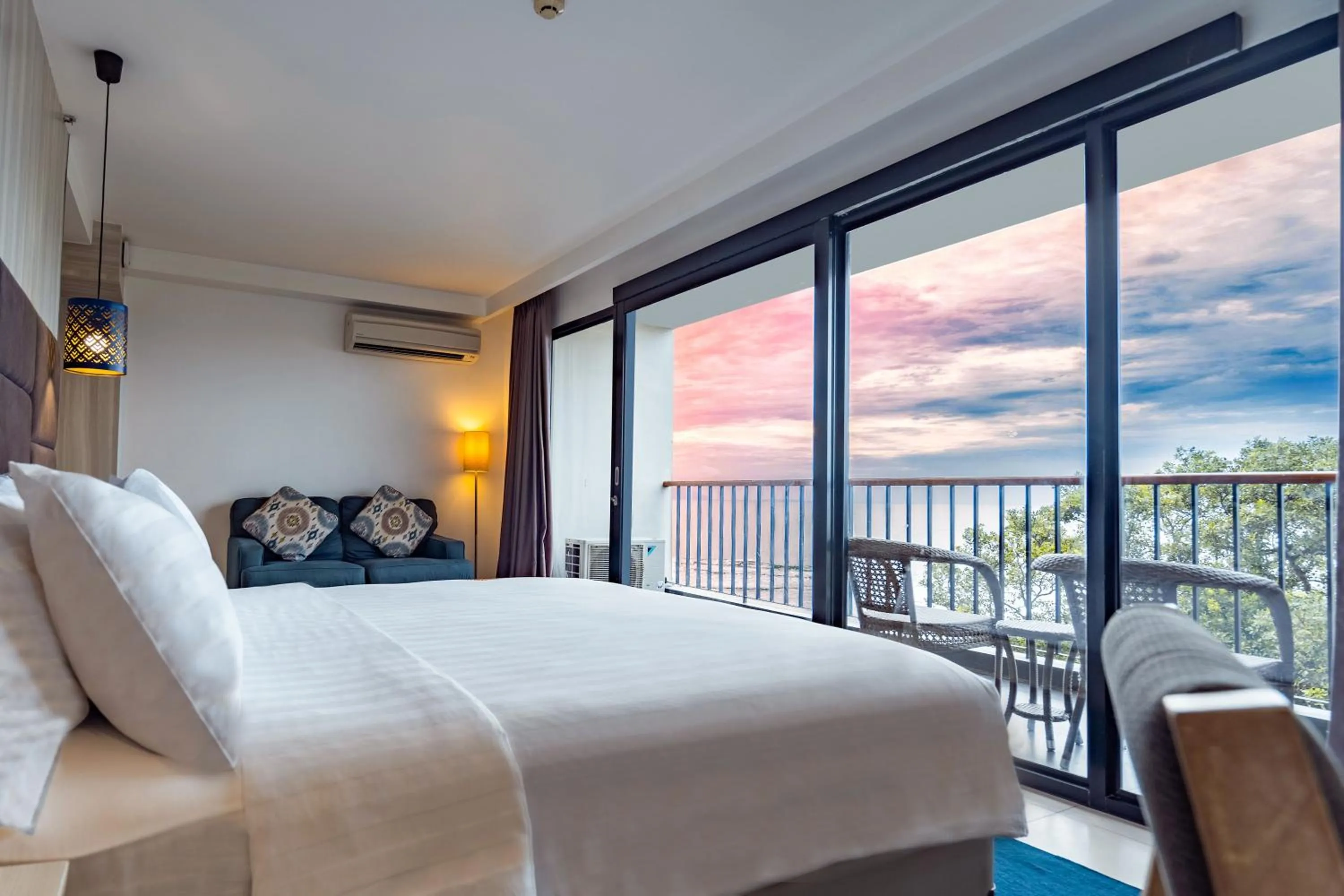 Bedroom, Bed in Aston Anyer Beach Hotel