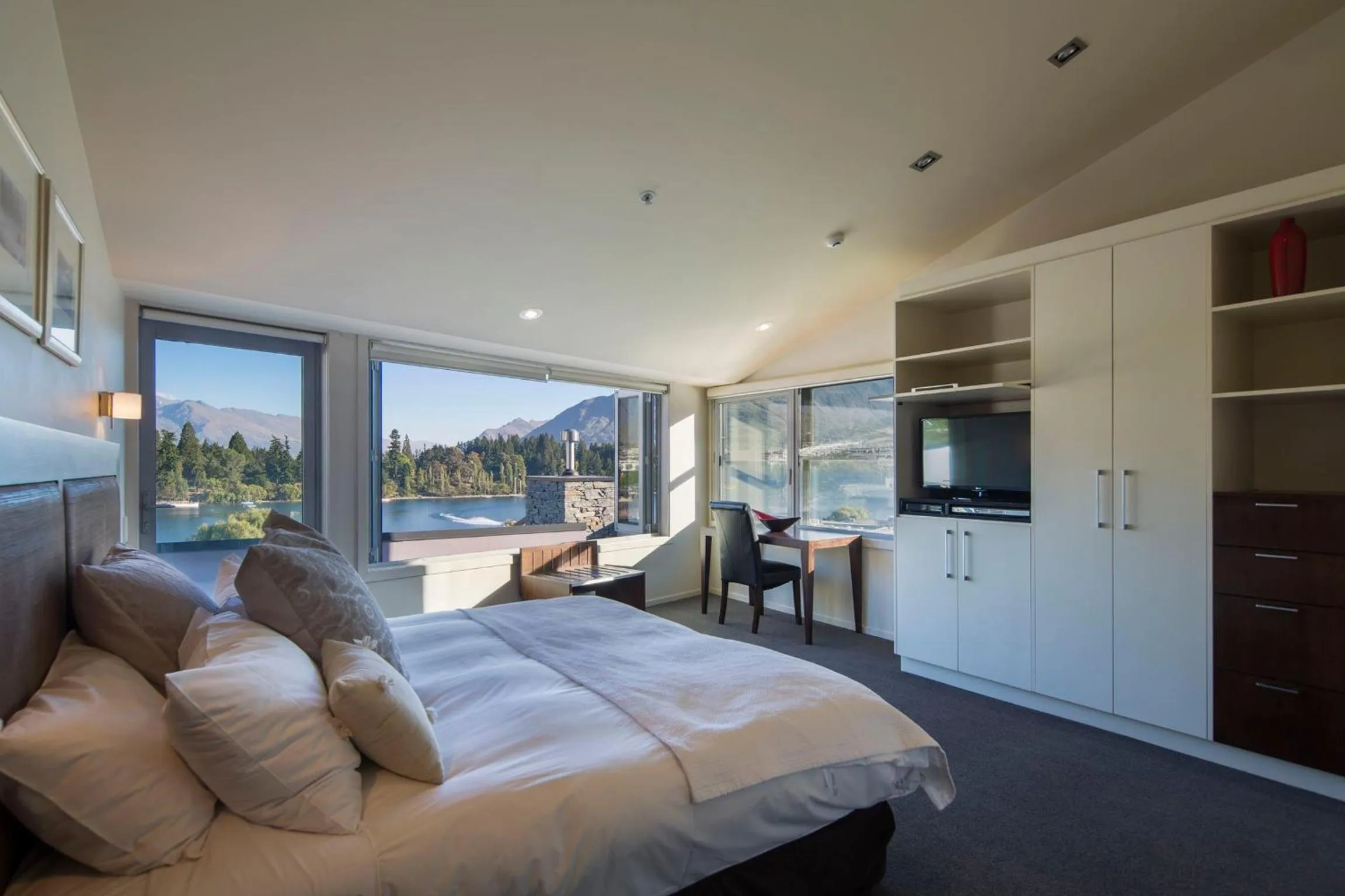 Bedroom, Bed in Shotover Penthouse Spa