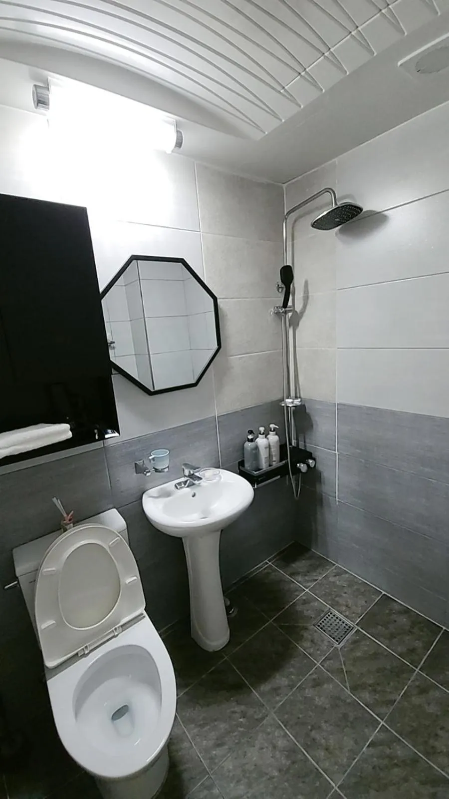 Shower in Incheon Intl Airport ANN Guest House