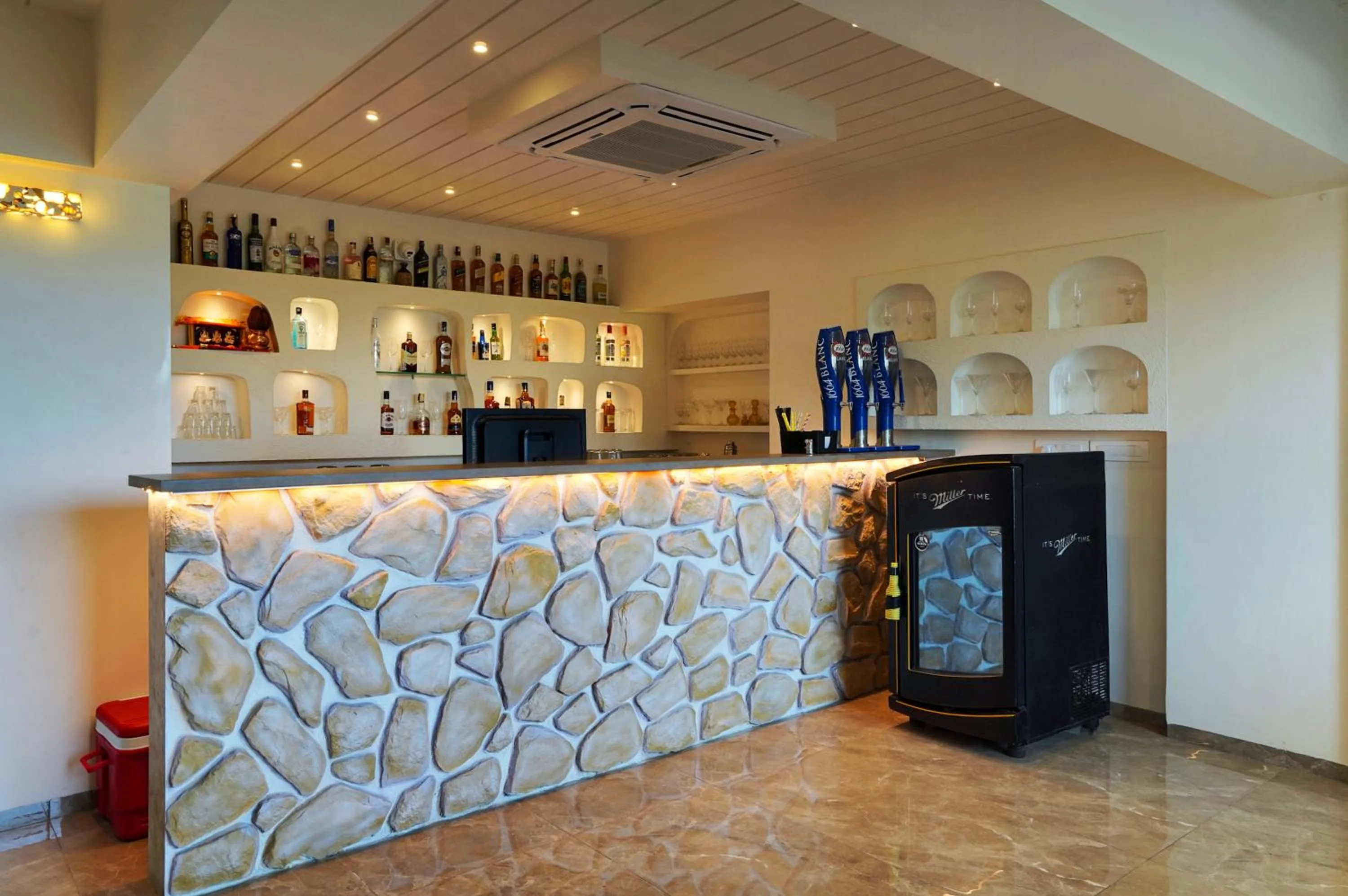 Restaurant/places to eat in Hotel Everest Regency Pune