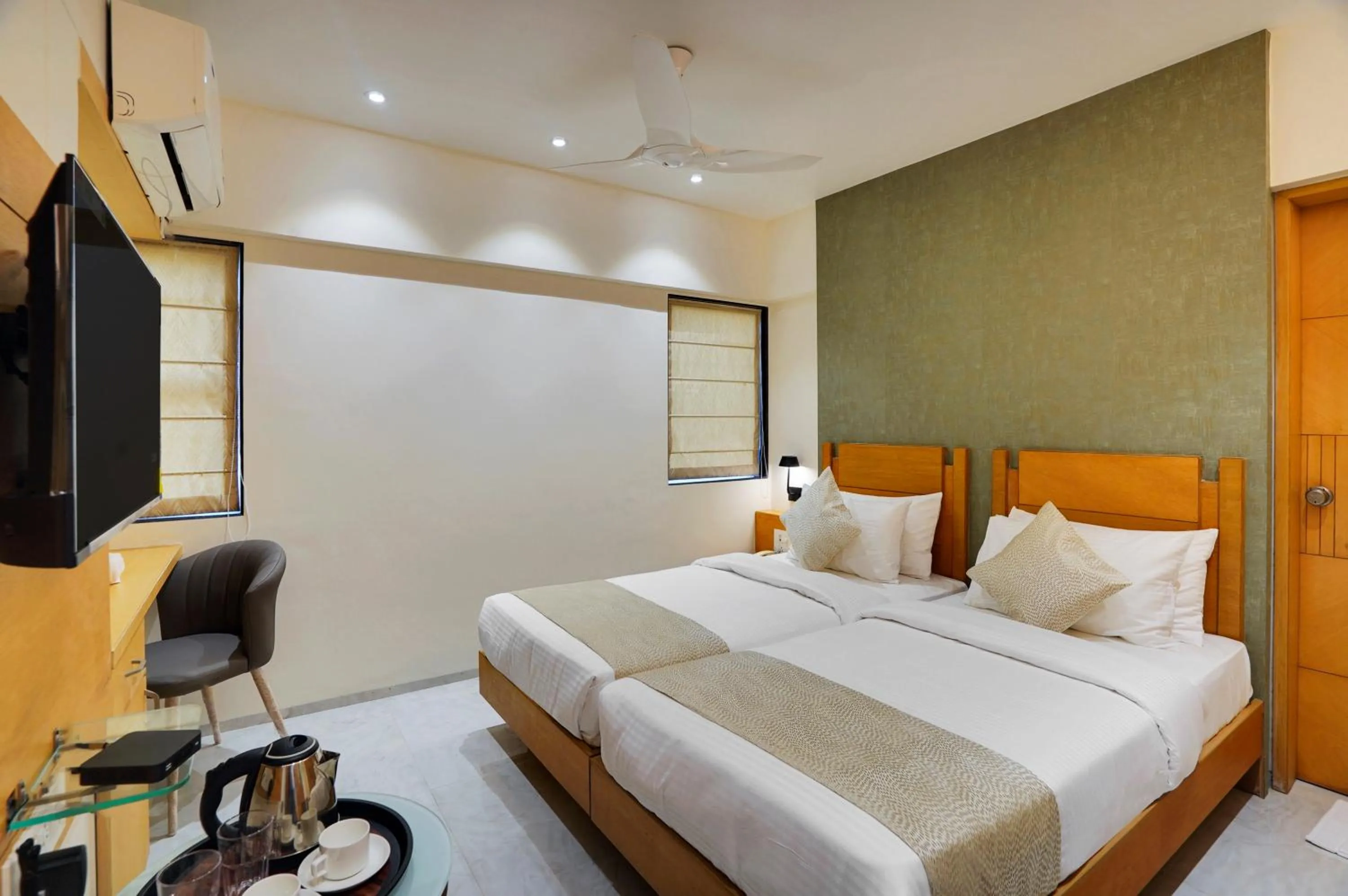 TV and multimedia, Bed in Hotel Everest Regency Pune