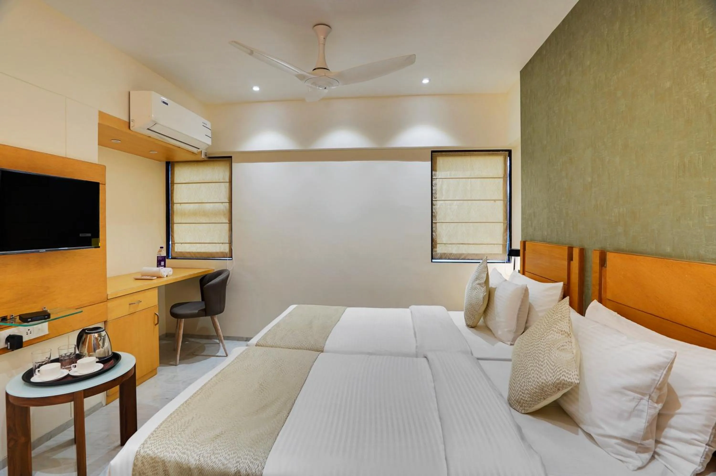 TV and multimedia, Bed in Hotel Everest Regency Pune