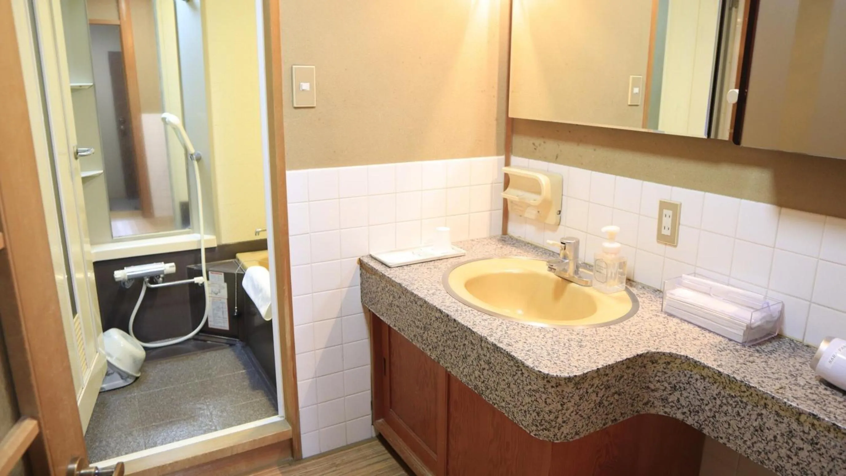 Shower in Nara Park Hotel