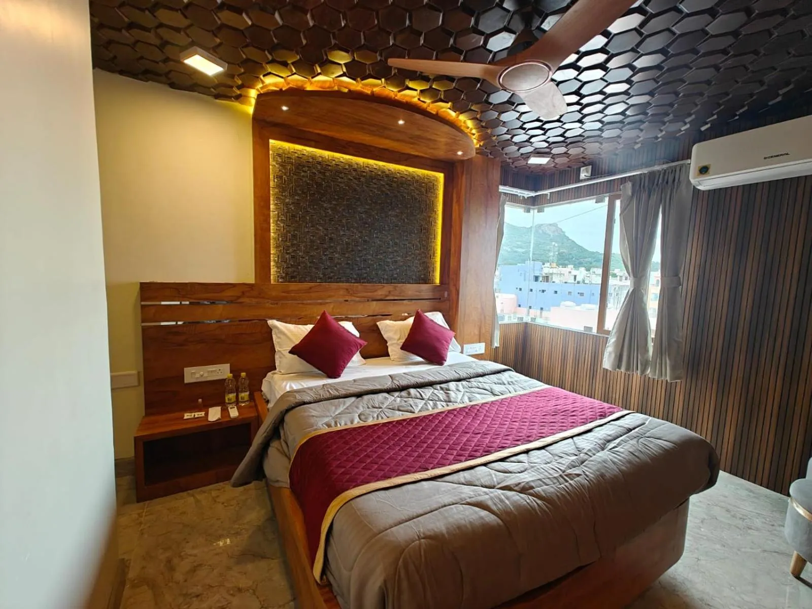 Bedroom, Bed in Grand Inn