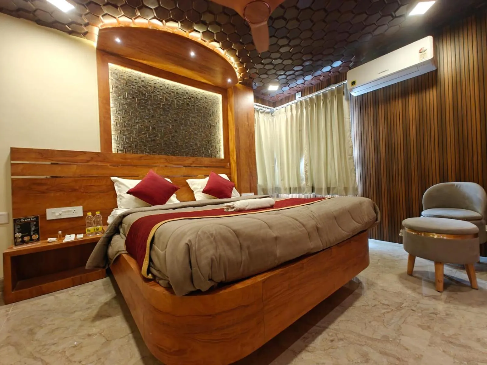 Bathroom, Bed in Grand Inn