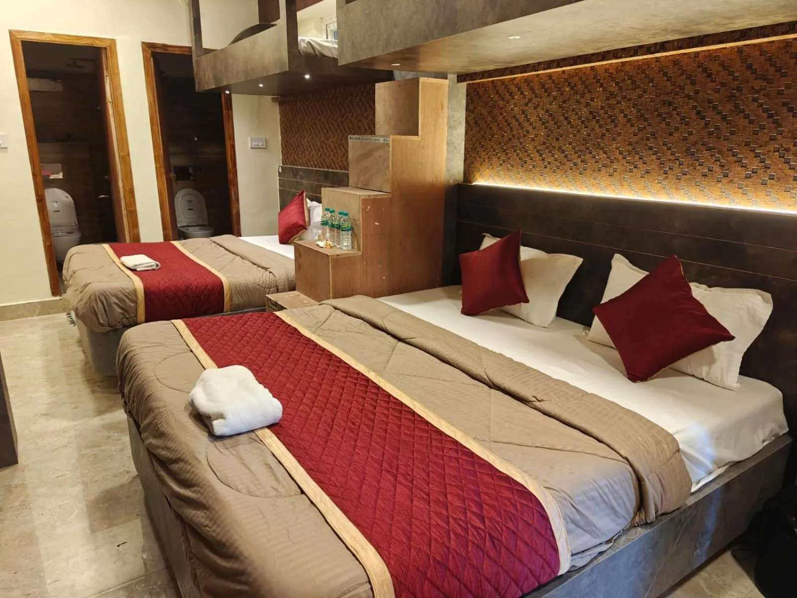 Bedroom, Bed in Grand Inn