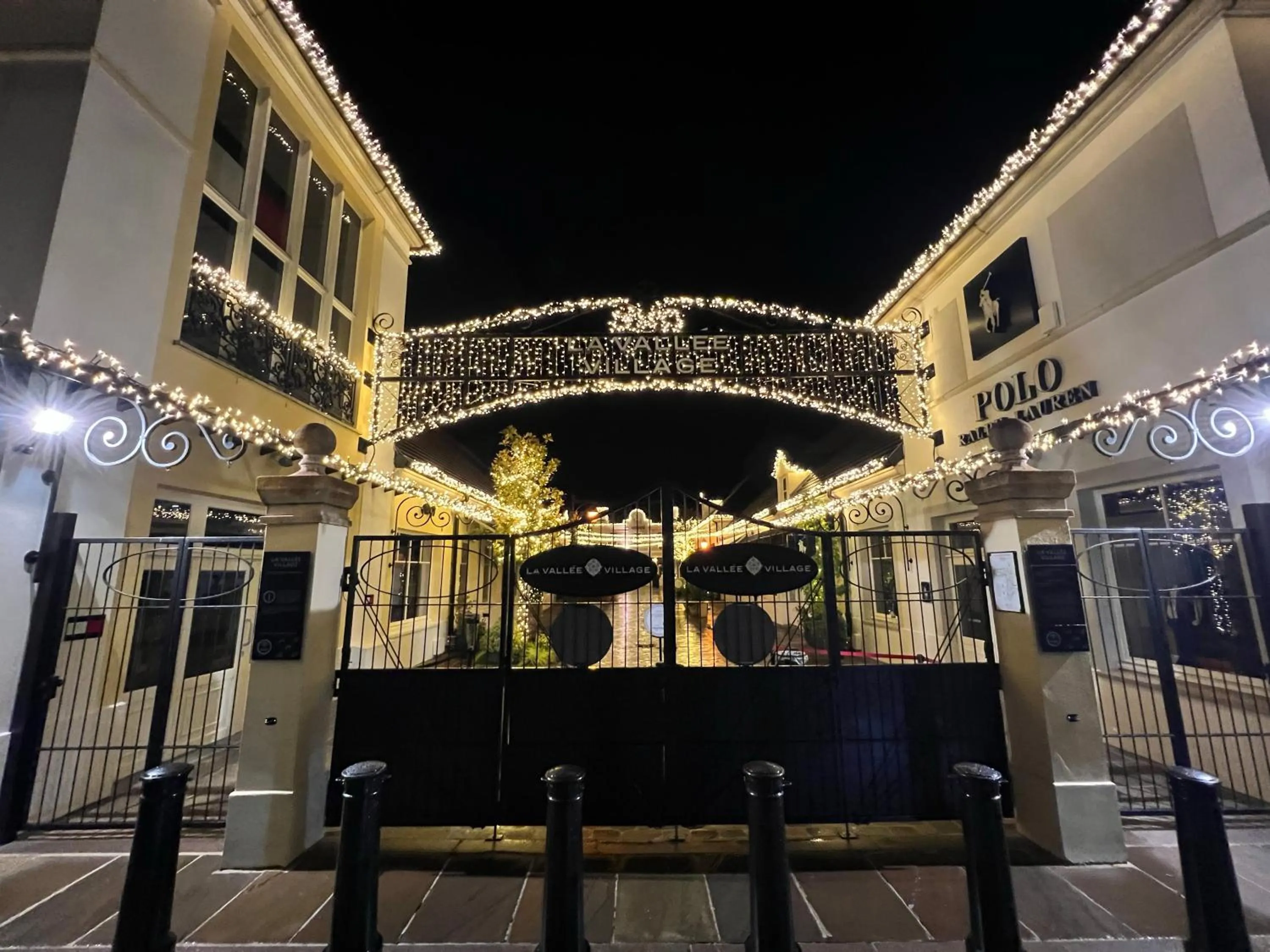 Shopping Area in Lifestyle Disneyland Paris 8 PAX